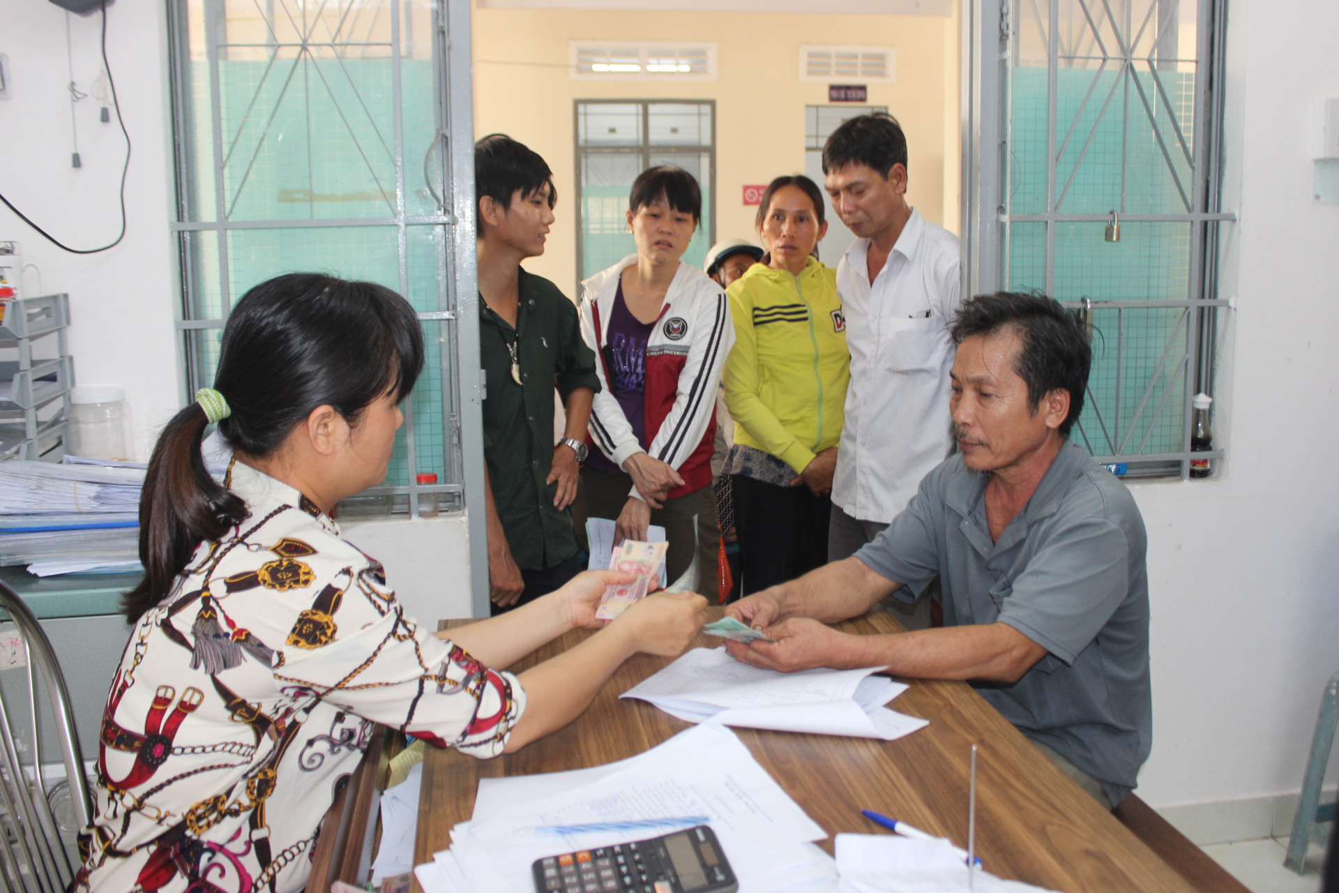 Chi trả trợ cấp hàng tháng cho các đối tượng chính sách ở phường Phước Long (Nha Trang).