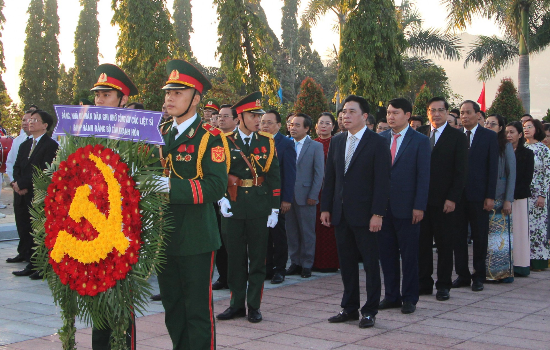 Đoàn đại biểu của Ban Chấp hành Đảng bộ tỉnh do đồng chí Nguyễn Khắc Toàn dẫn đầu vào viếng.