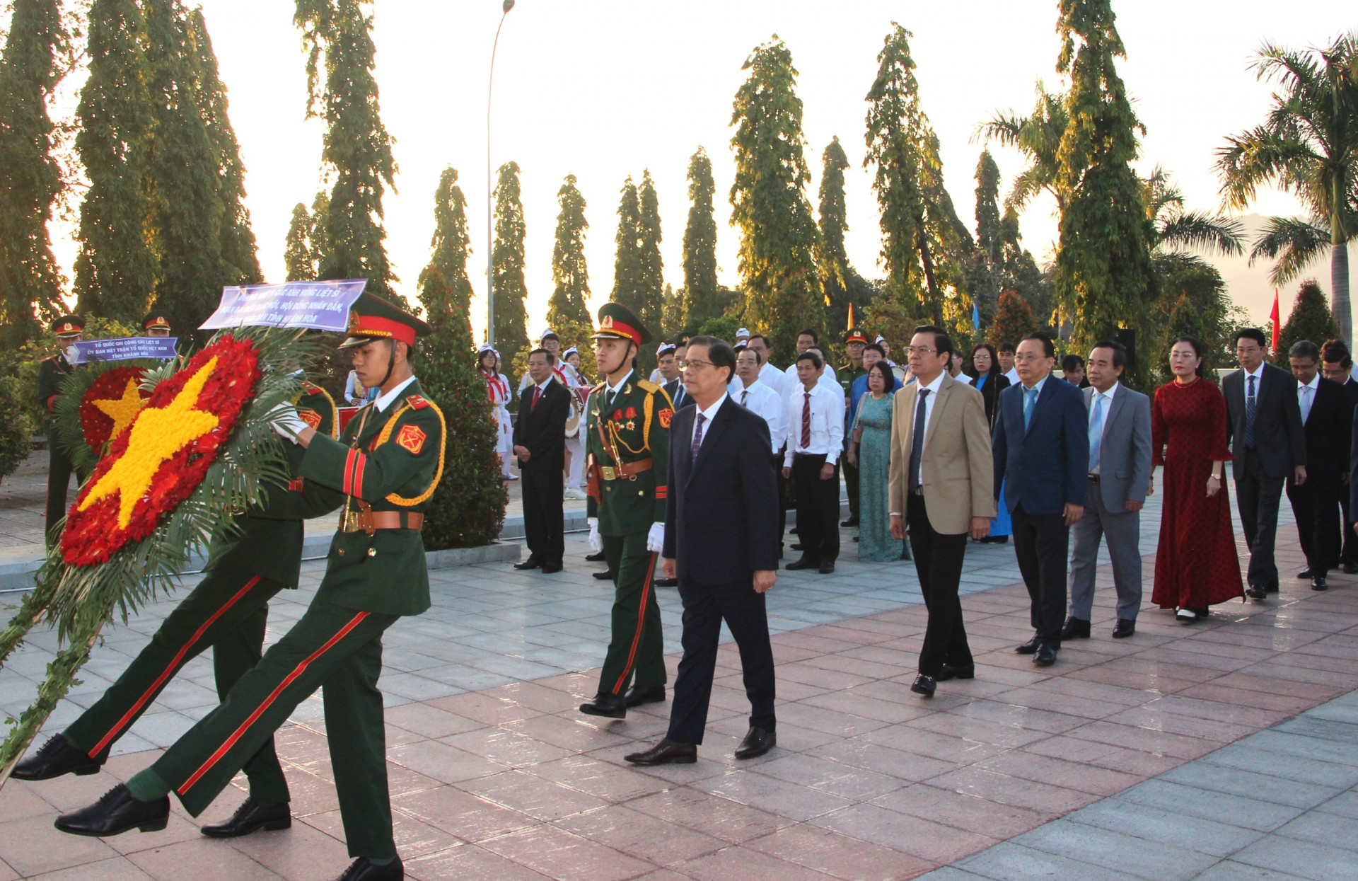 Đoàn đại biểu Quốc hội, HĐND, UBND tỉnh do đồng chí Nguyễn Tấn Tuân dẫn đầu vào viếng.
