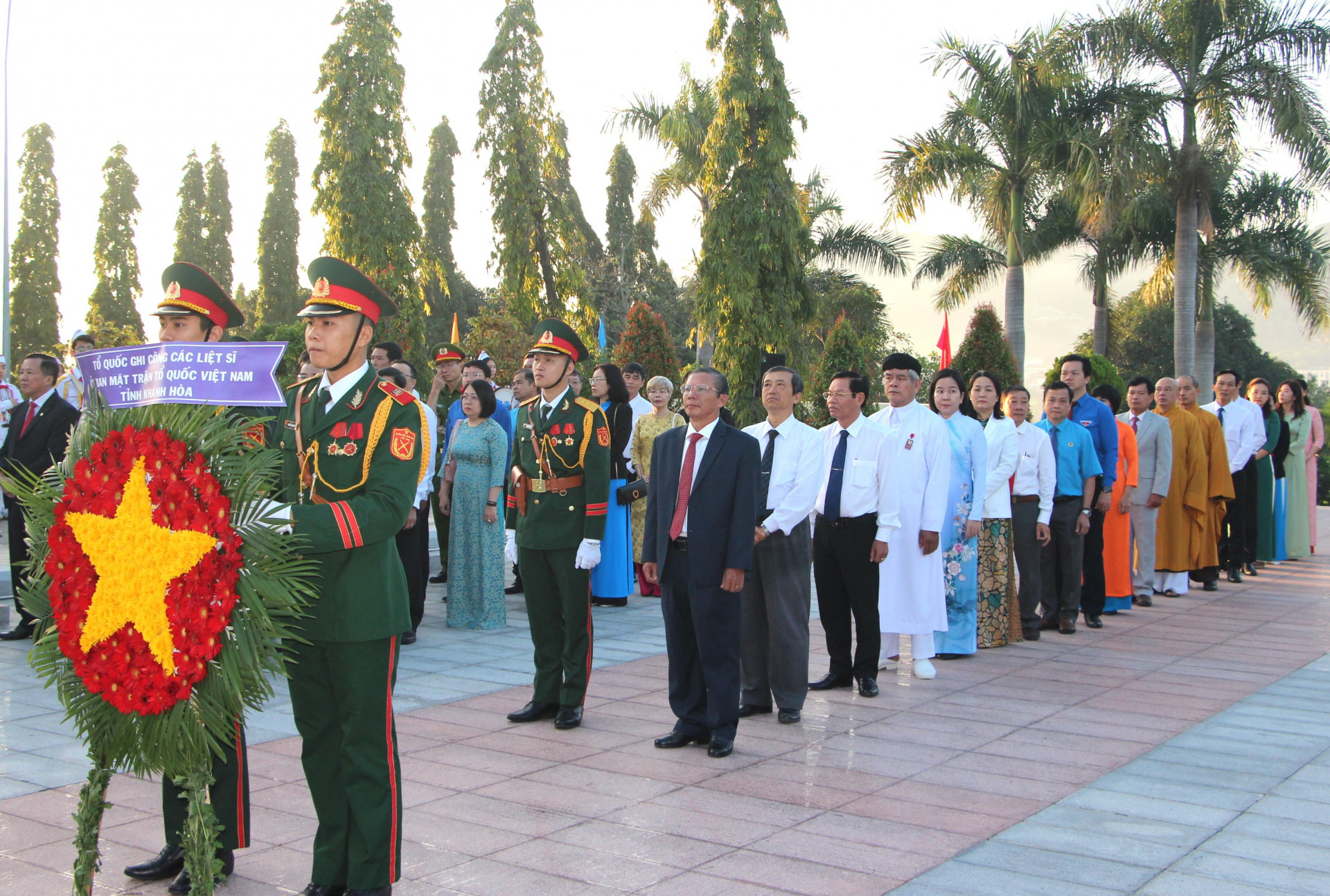 Đoàn đại biểu UBMTTQ Việt Nam tỉnh do đồng chí Trần Ngọc Thanh dẫn đầu vào viếng.