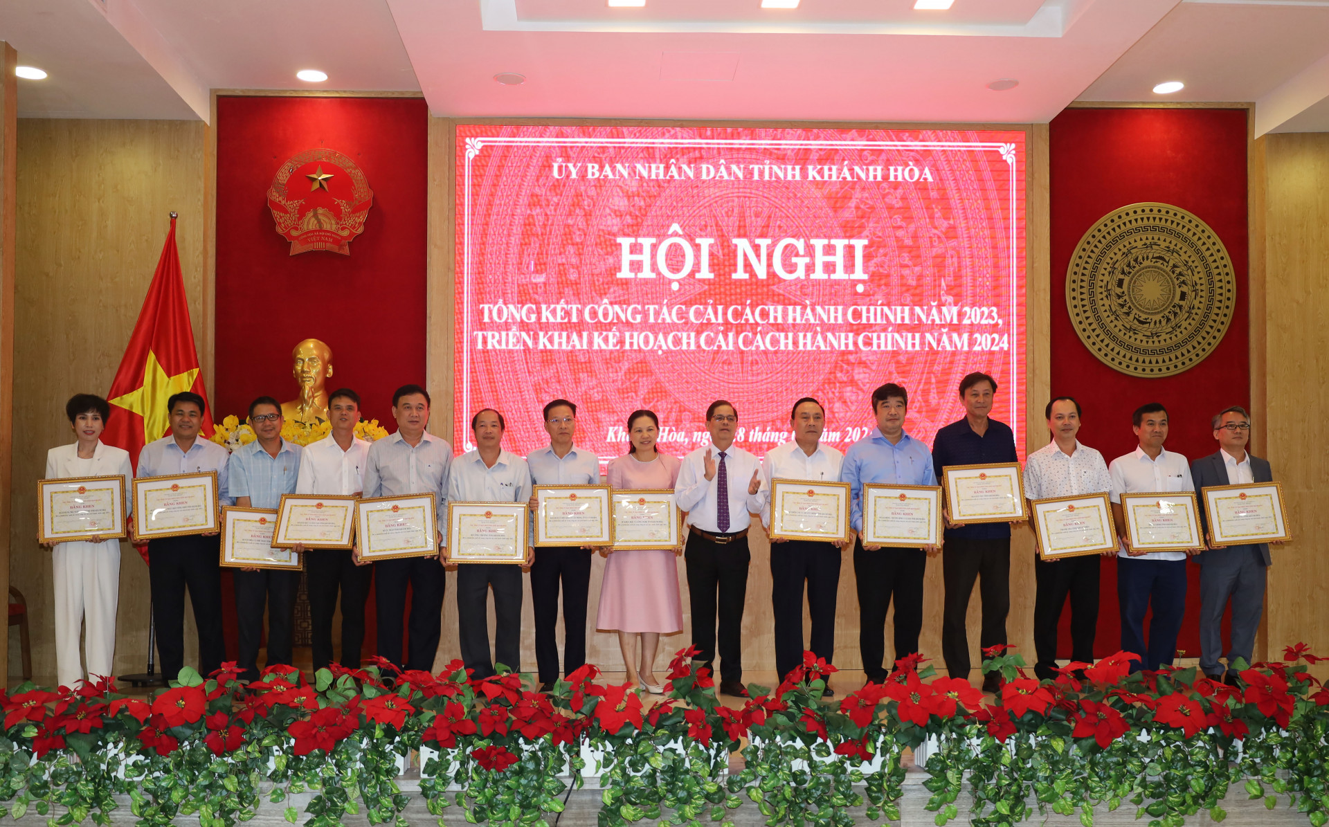 Đồng chí Nguyễn Tấn Tuân tặng bằng khen cho các tập thể.
