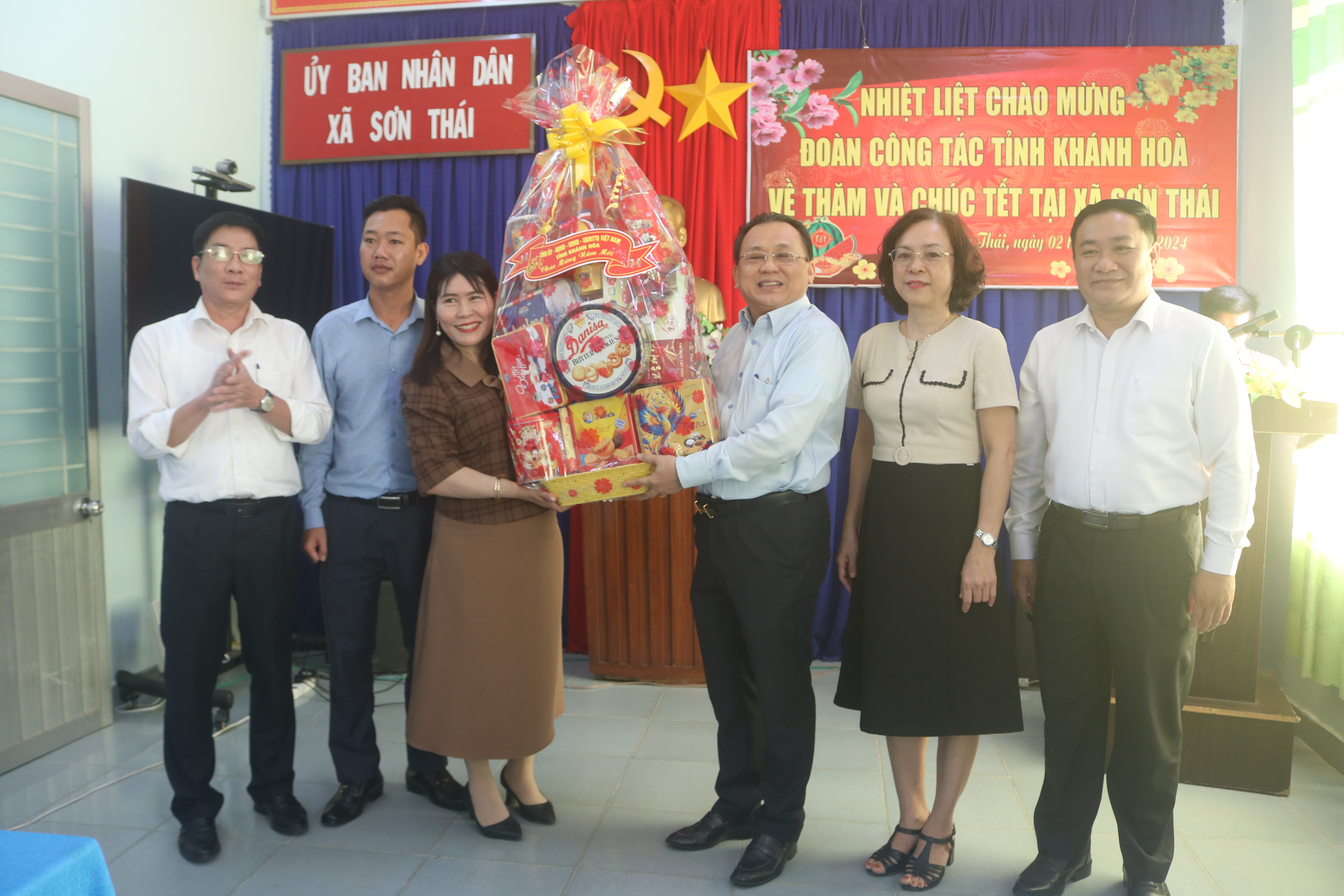 Phó Chủ tịch Thường trực UBND tỉnh Lê Hữu Hoàng thăm, tặng quà tại xã Sơn Thái