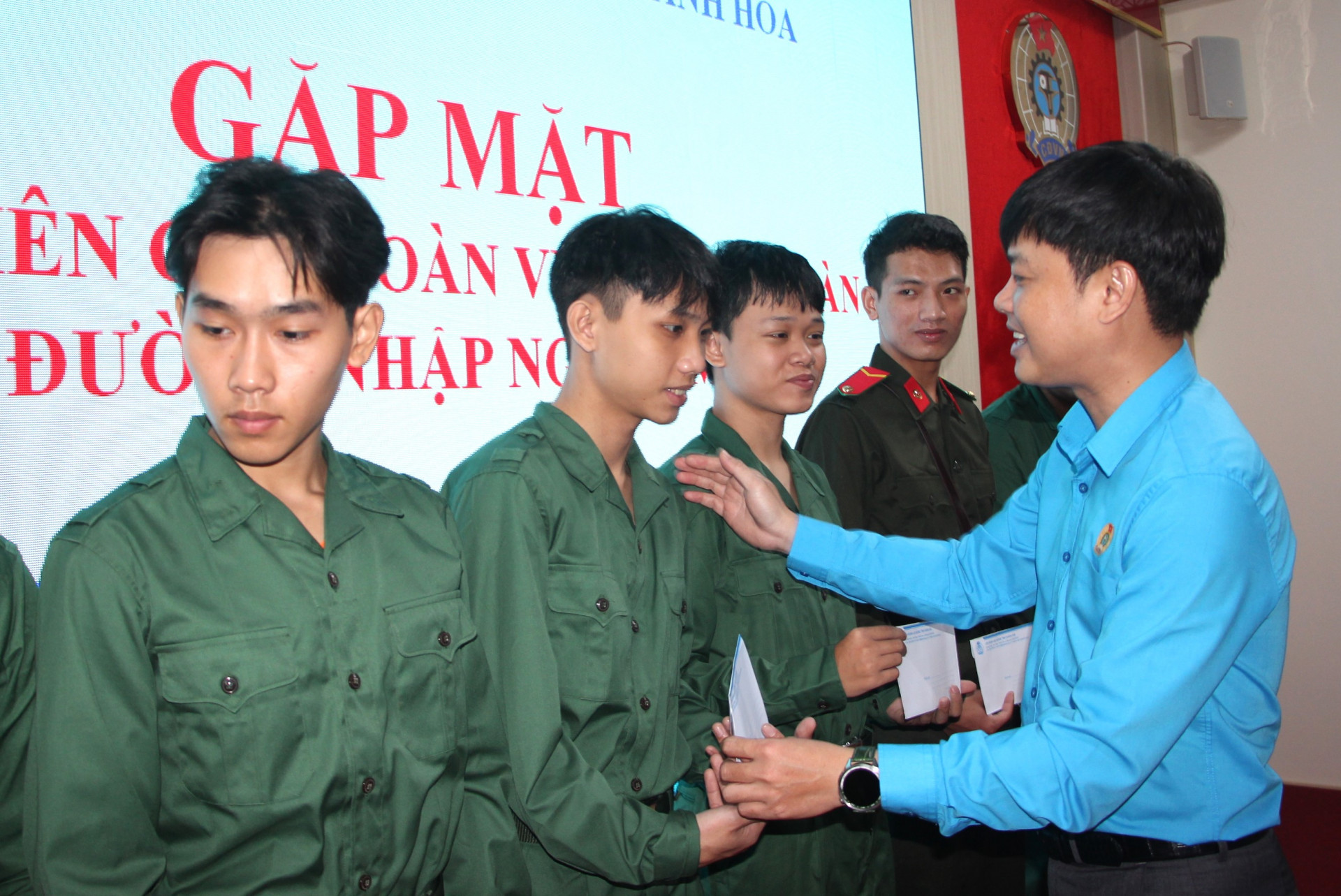 Ông Bùi Hoài Nam - Chủ tịch Liên đoàn Lao động tỉnh tặng quà, động viên đoàn viên, con của đoàn viên lên đường nhập ngũ.