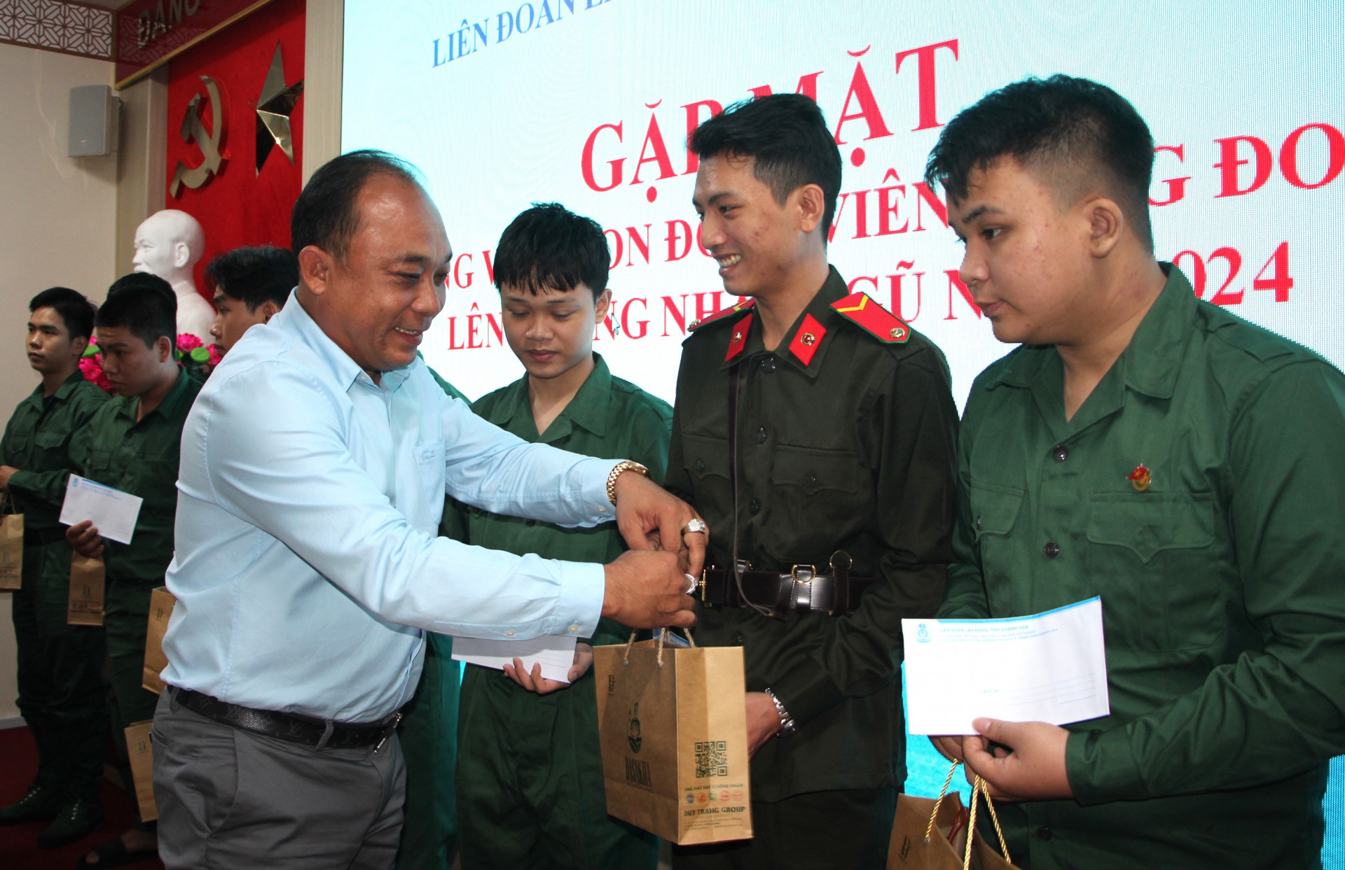 Ông Nguyễn Quang Duy - Tổng Giám đốc ĐT Group tặng quà, đồng viên đoàn viên, con đoàn viên công đoàn lên đường nhập ngũ.