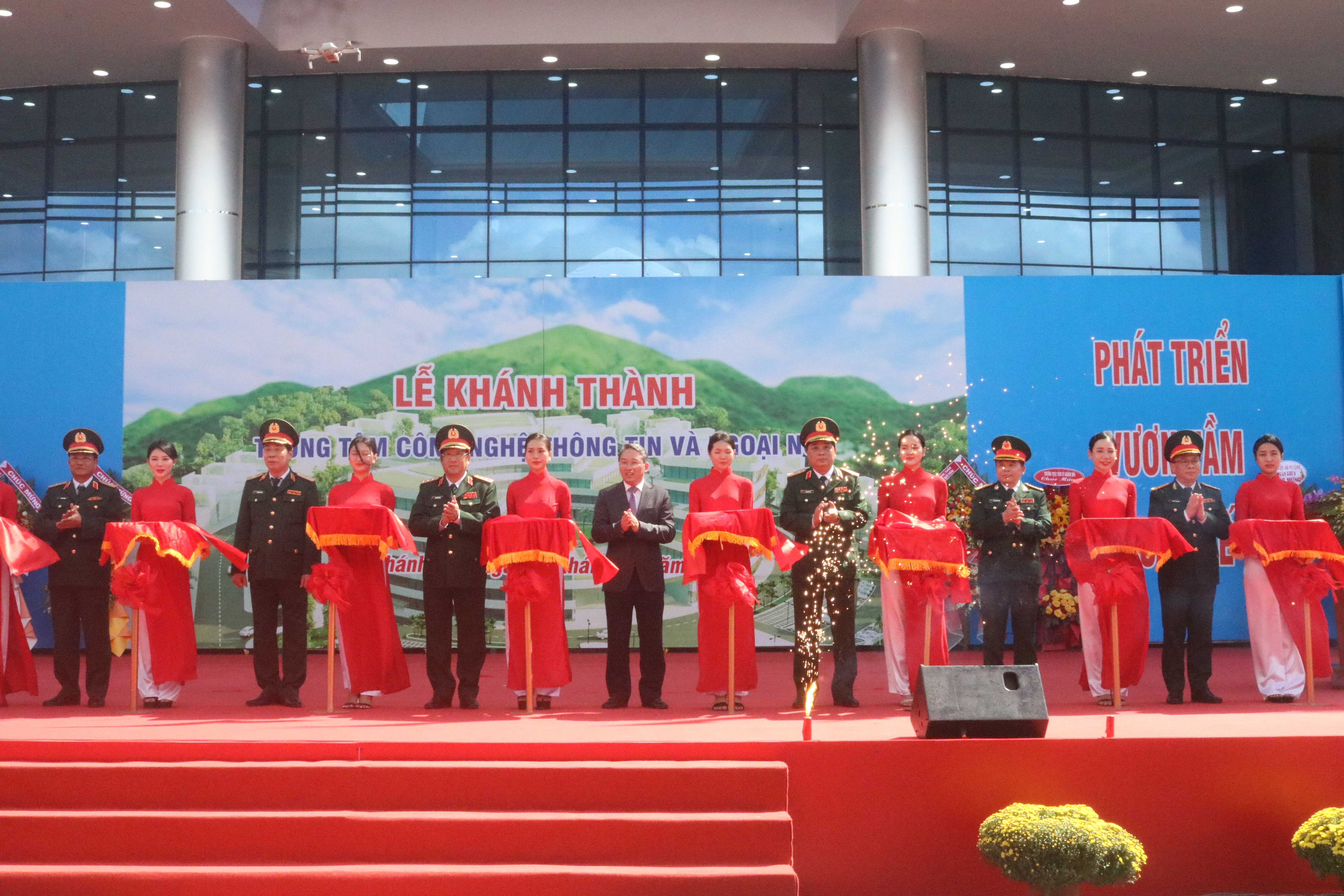 Trường Đại học Thông tin Liên lạc khánh thành Trung tâm Công nghệ thông tin và Ngoại ngữ