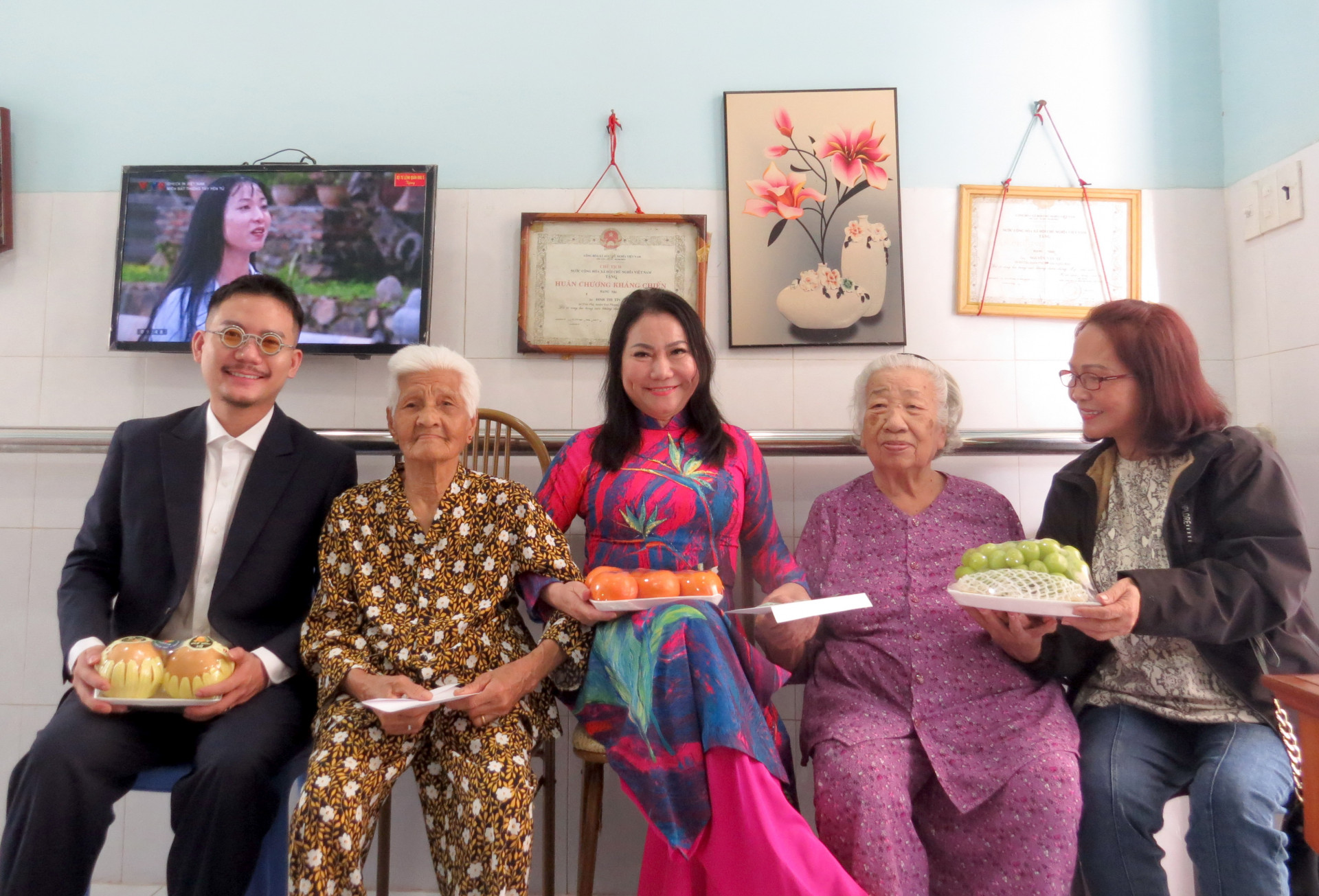 Bà Nguyễn Thị Thanh Hương - Chủ tịch Hội UNESCO tỉnh Khánh Hòa (ở giữa) tặng quà cho 2 dưỡng lão viên tại Cơ sở Nhà Dưỡng lão và an dưỡng.