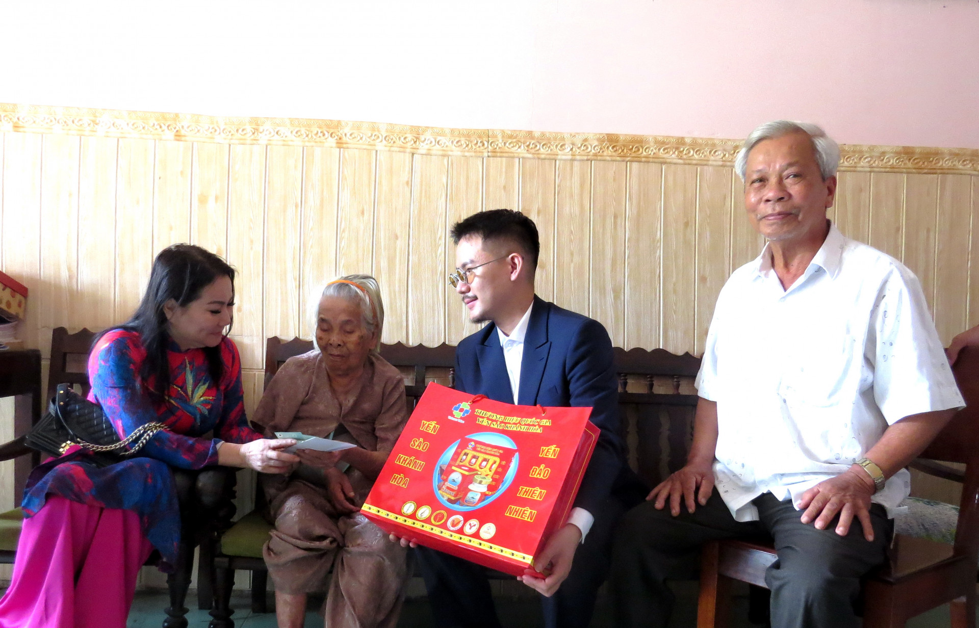 Lãnh đạo Hội UNESCO tỉnh Khánh Hòa thăm hỏi, tặng quà Mẹ Việt Nam anh hùng Võ Thị Đức.