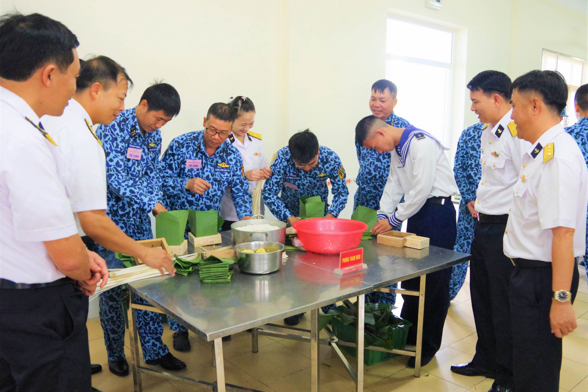 Các đội thi gói bánh.