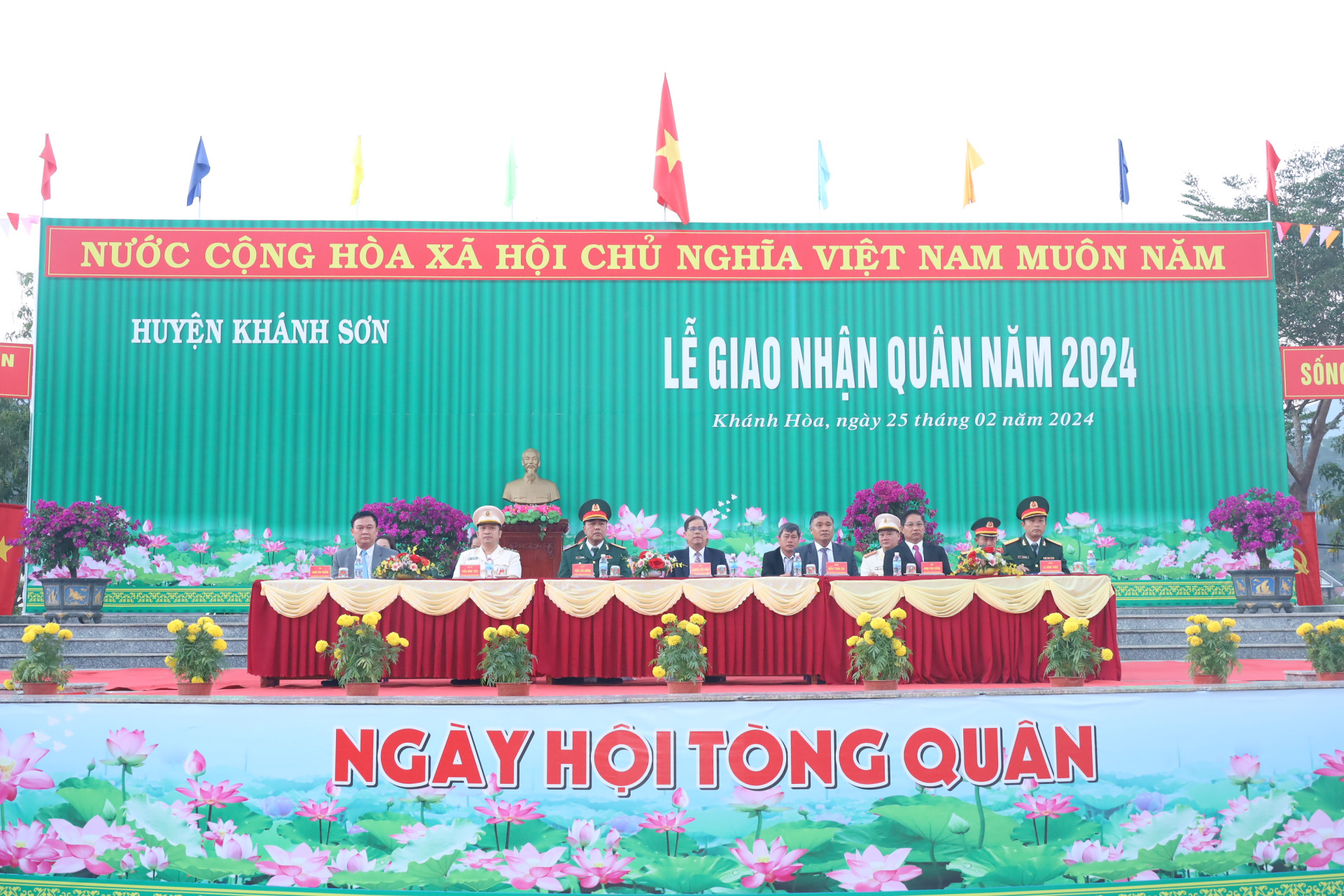 Các đại biểu dự Lễ giao nhận quân năm 2024 tại huyện Khánh Sơn. 