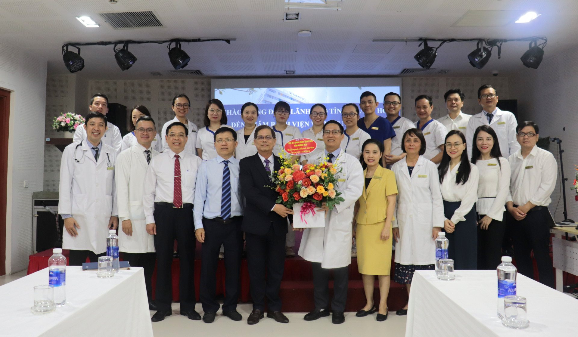 Đồng chí Nguyễn Tấn Tuân thăm và chúc mừng đội ngũ y, bác sĩ Bệnh viện Đa khoa Vinmec Nha Trang