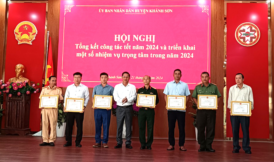 Lãnh đạo UBND huyện Khánh Sơn trao giấy khen cho các tập thể