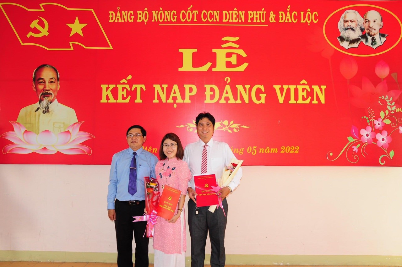 Ông Trần Trọng Long (bìa phải) trong lễ kết nạp đảng viên.