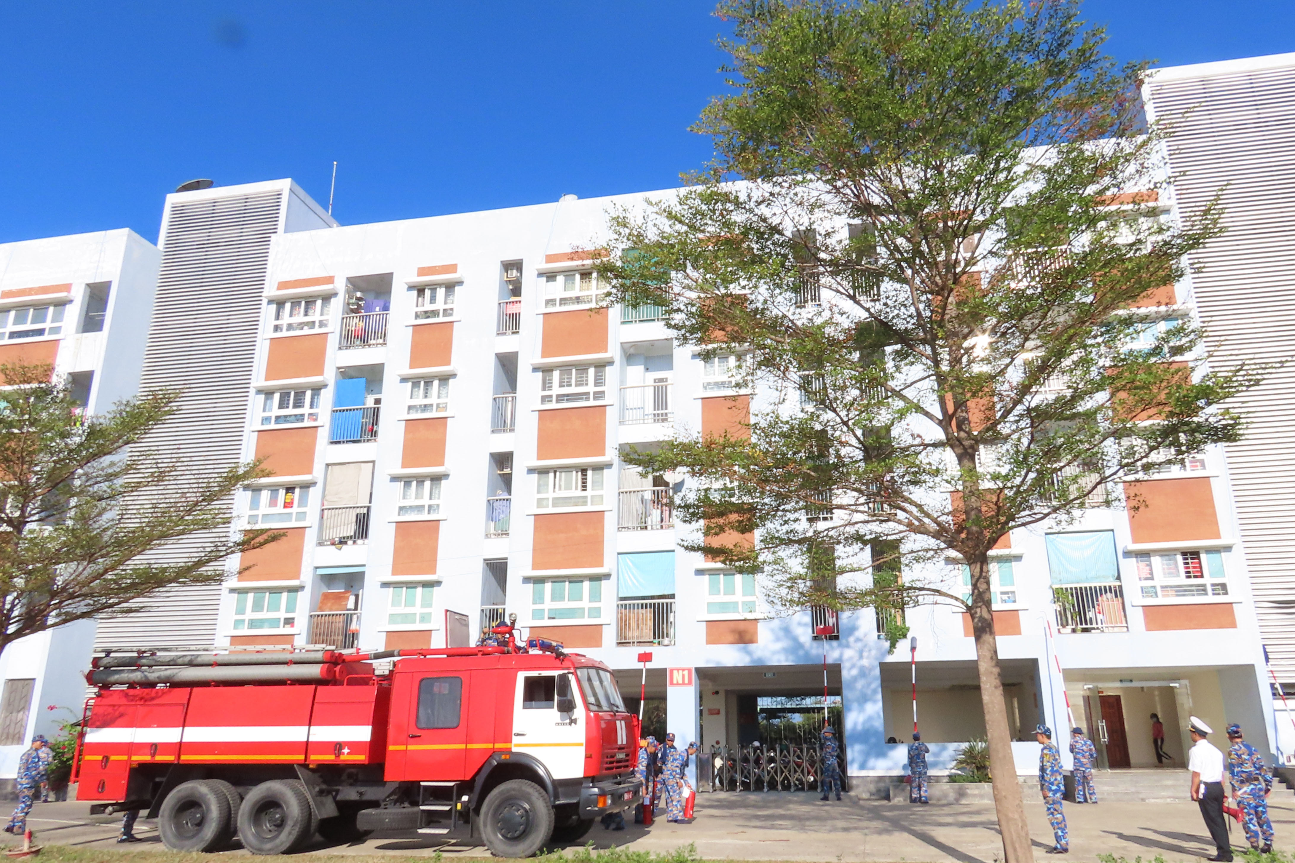 Lữ đoàn 101: Luyện tập phòng chống cháy nổ tại chung cư lữ đoàn