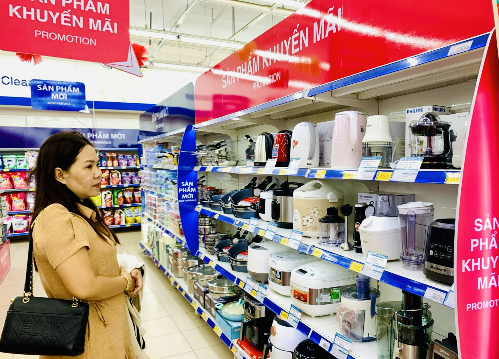 Người dân mua sắm tại Siêu thị Co.opmart Nha Trang