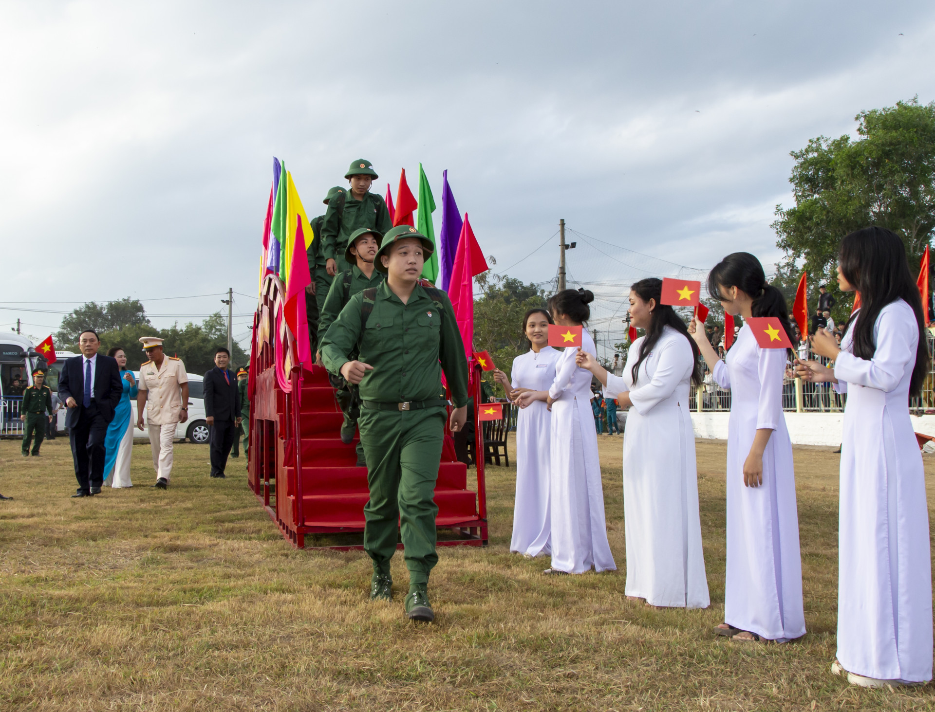 Các tân binh bước qua cầu Vinh Quang

