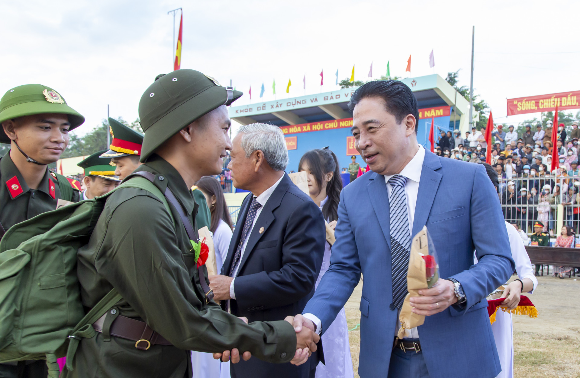 Ông Nguyễn Khắc Toàn - Phó bí thư Thường trực Tỉnh ủy động viên các tân binh tại lễ giao quân.

