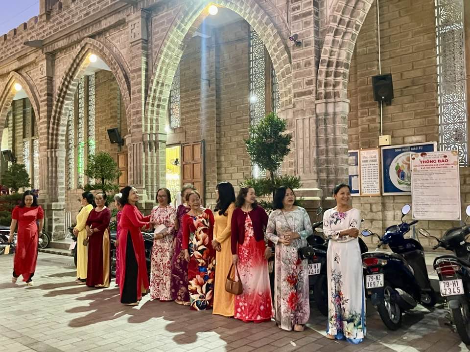 Người dân mặc áo dài đi lễ tại Nhà thờ Chánh Tòa Nha Trang sáng mùng 1 Tết 

