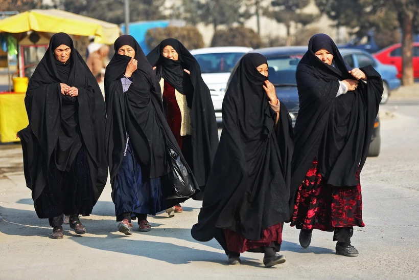 Phụ nữ Afghanistan tại thủ đô Kabul ngày 28/12/2022. (Ảnh: AFP/TTXVN)
