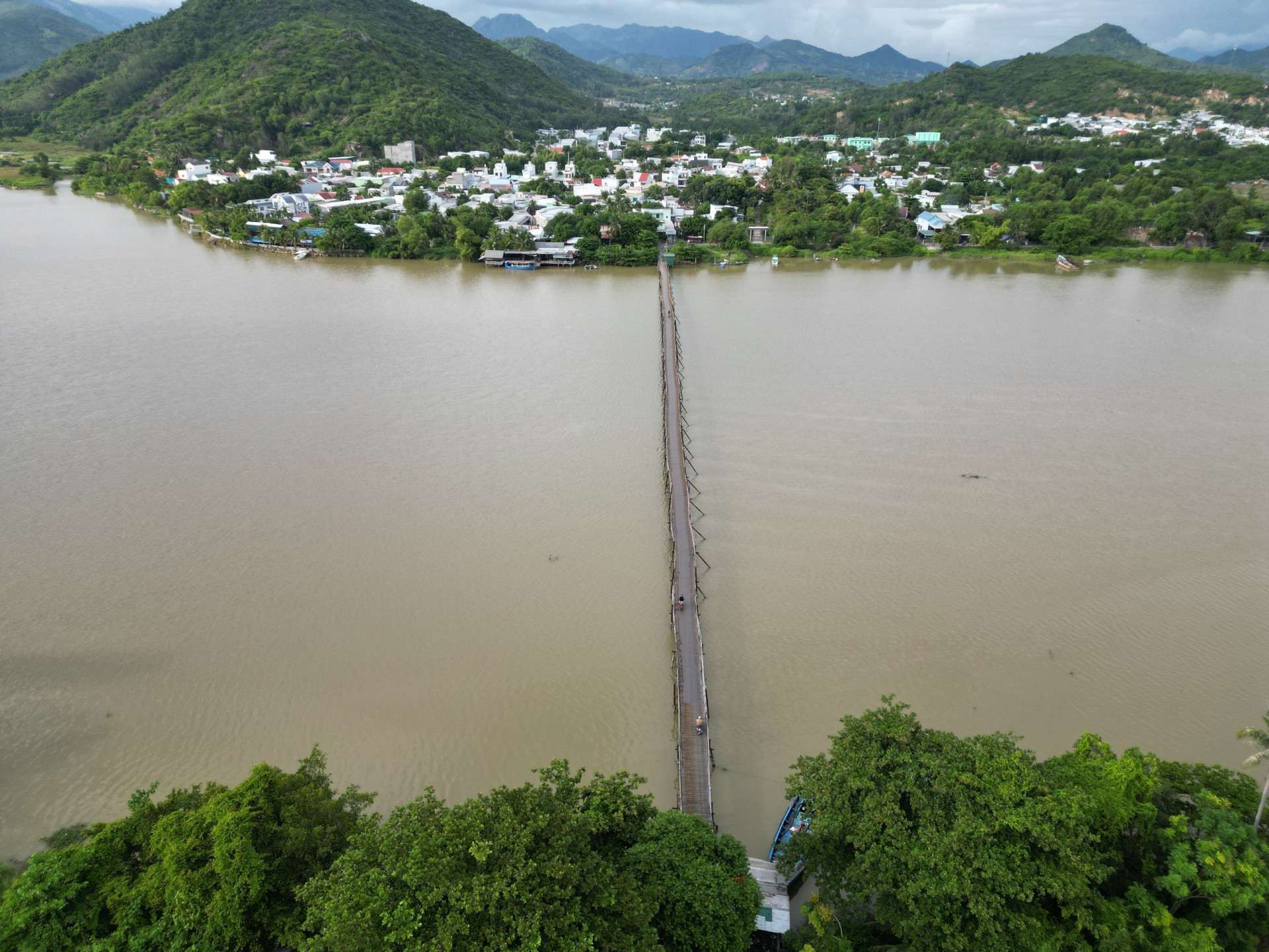 Cầu gỗ Phú Kiểng ở xã Vĩnh Ngọc (Nha Trang). Người dân nơi đây đang mong sớm có quy hoạch để được xây cầu kiên cố thay cho cầu gỗ này.