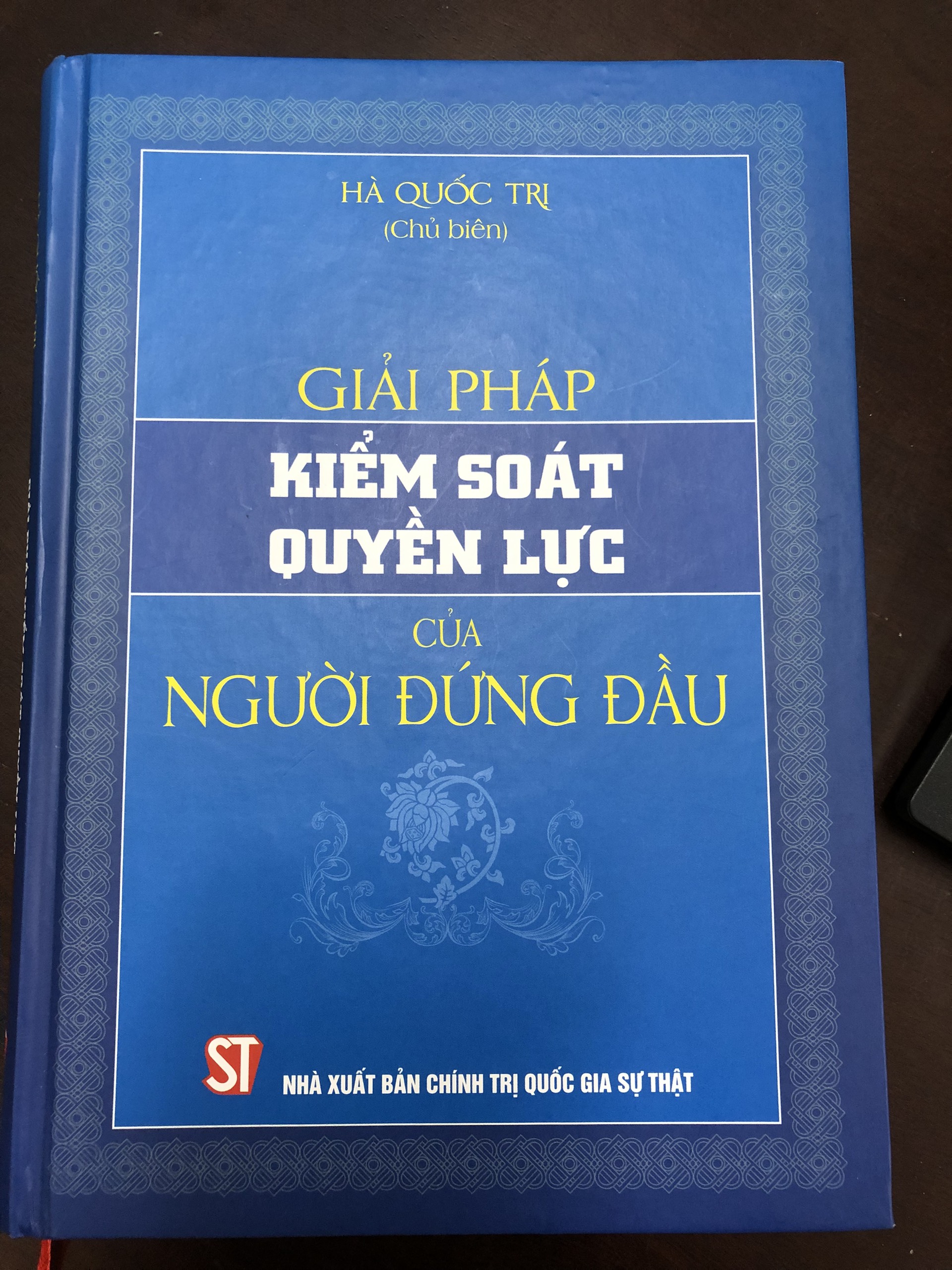 Bìa cuốn sách. Ảnh: N.D