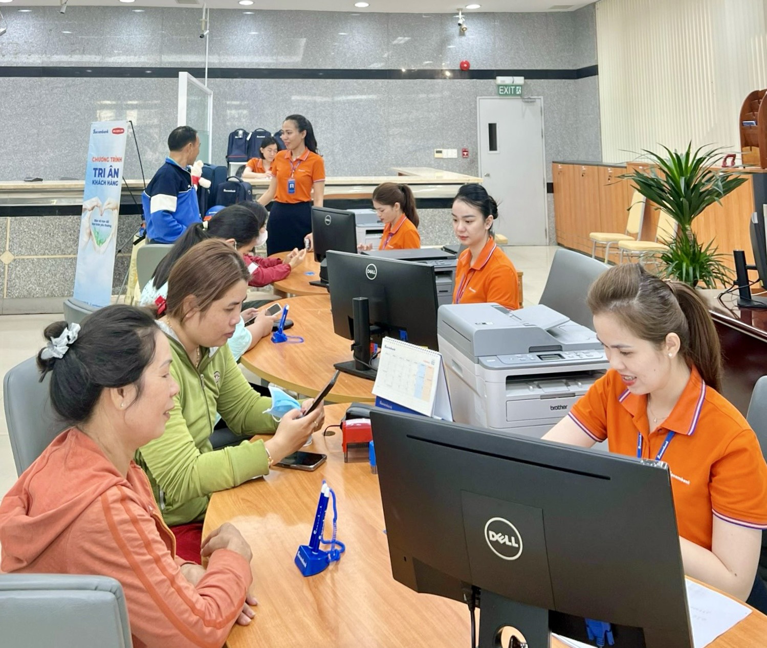 Nhiều khách hàng đến giao dịch tại một ngân hàng sau dịp nghỉ Tết Nguyên đán Giáp Thìn.