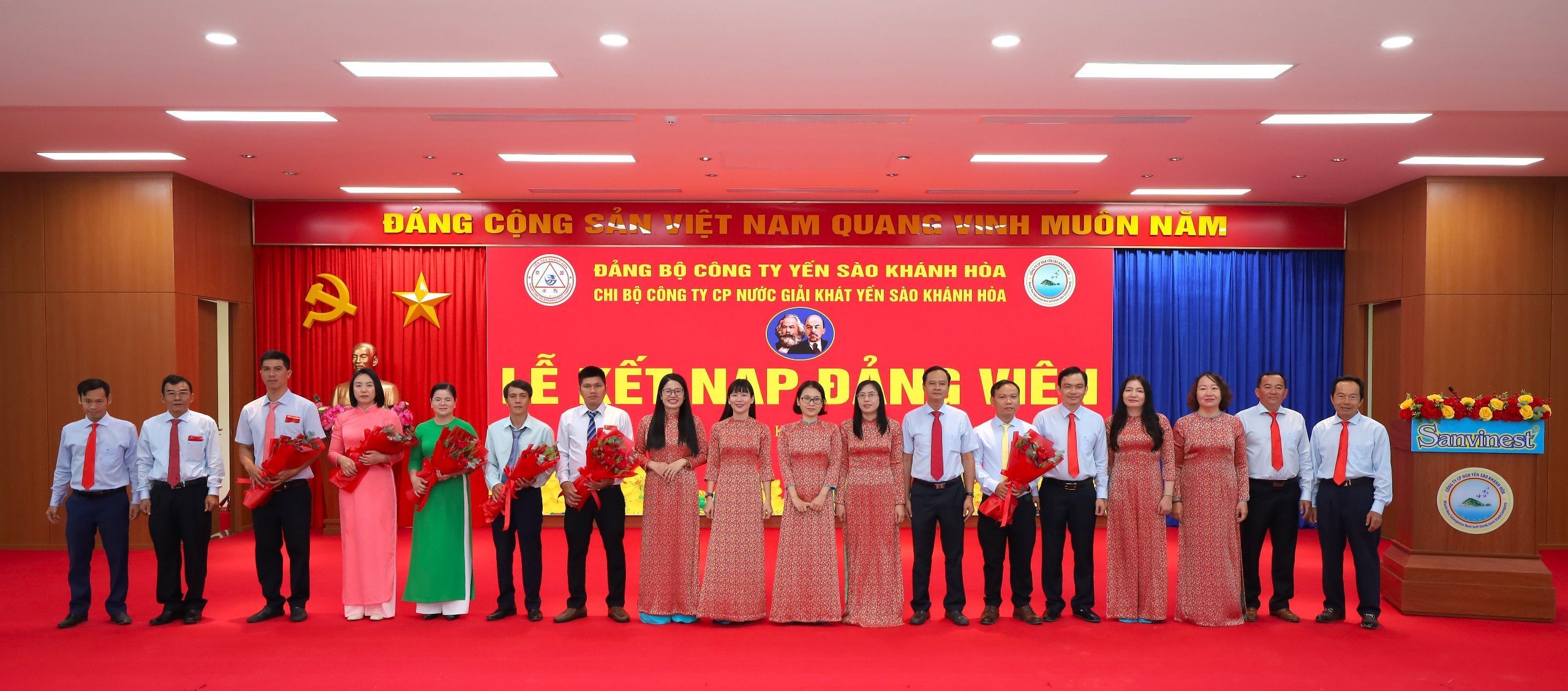 Công ty Cổ phần Nước giải khát Yến sào Khánh Hòa kết nạp 6 đảng viên