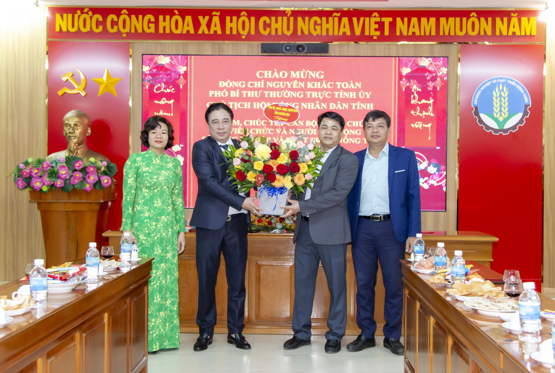 Ông Nguyễn Khắc Toàn trao hoa chúc tết Sở Nông nghiệp và Phát triển nông thôn