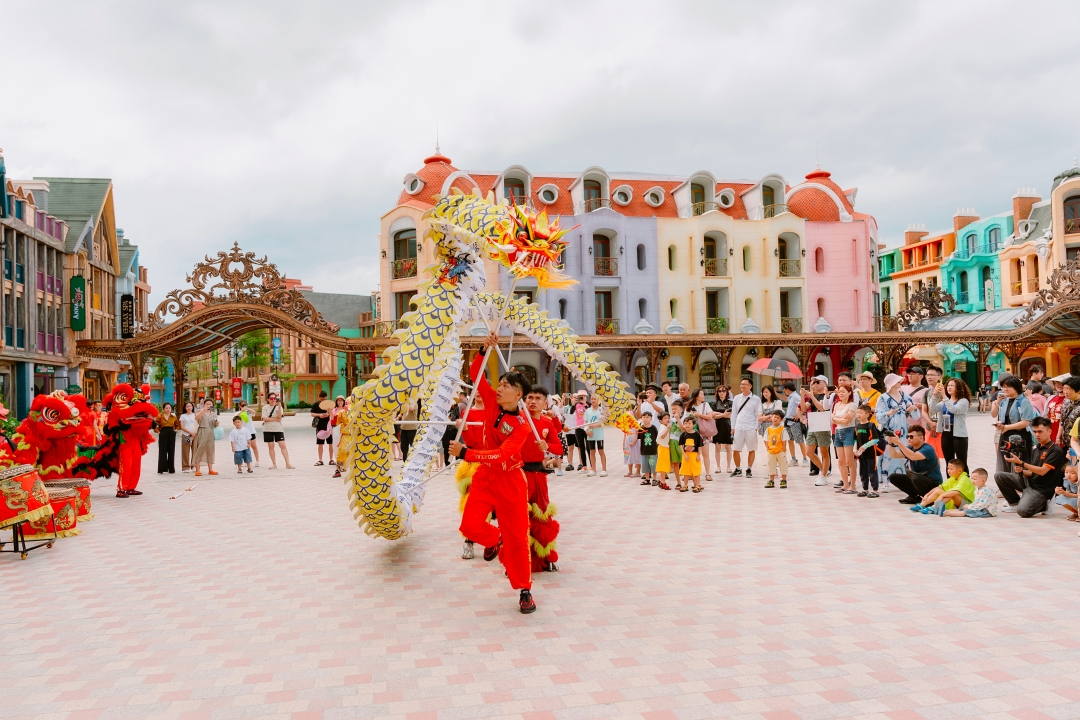 Tourists watch dragon dance at Vinpearl Harbour on the first day of Tet.