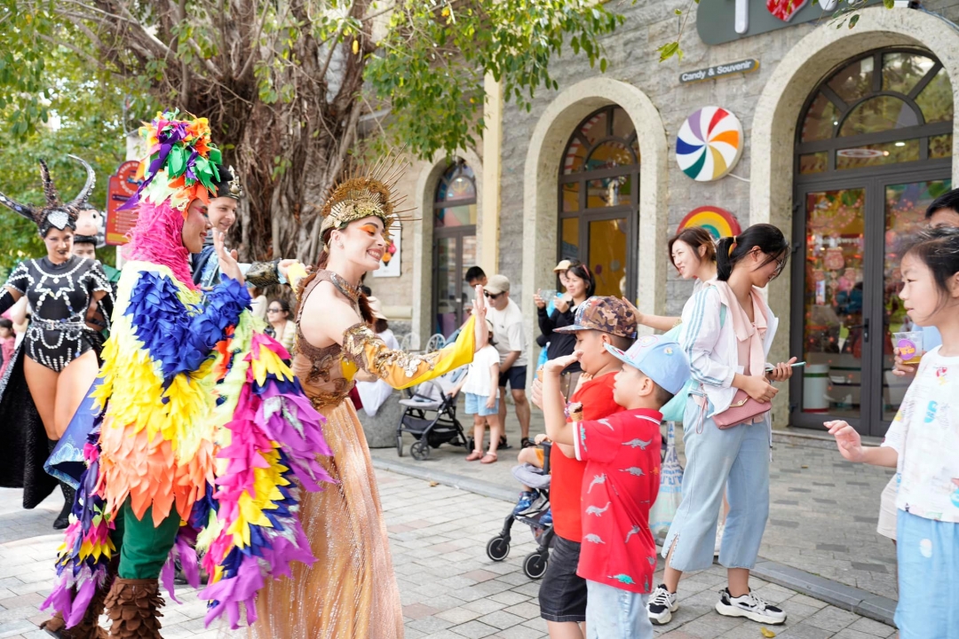 Dancers performing at the Tata Show at VinWonders Nha Trang welcome children to their spring break.