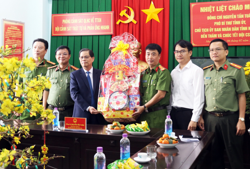 Chủ tịch UBND tỉnh Nguyễn Tấn Tuân thăm, chúc Tết các đơn vị trực chiến