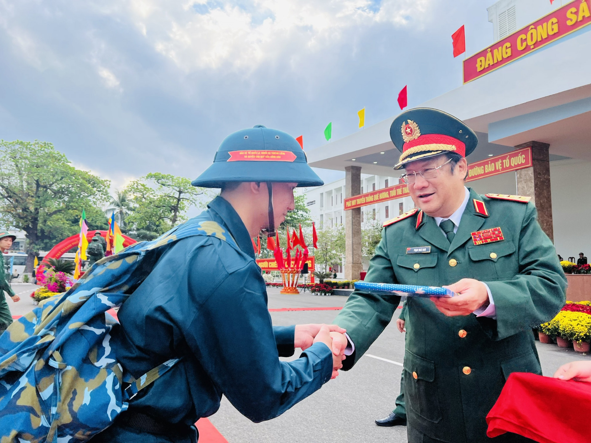 Thượng tướng Phạm Hoài Nam - Thứ trưởng Bộ Quốc phòng tặng quà động viên thanh niên TP. Nha Trang lên đường tòng quân