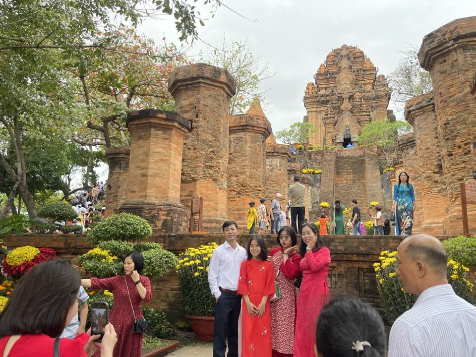 Khung cảnh tại Tháp Bà Ponagar thu hút nhiều người đến tham quan, chụp ảnh ngày Tết
