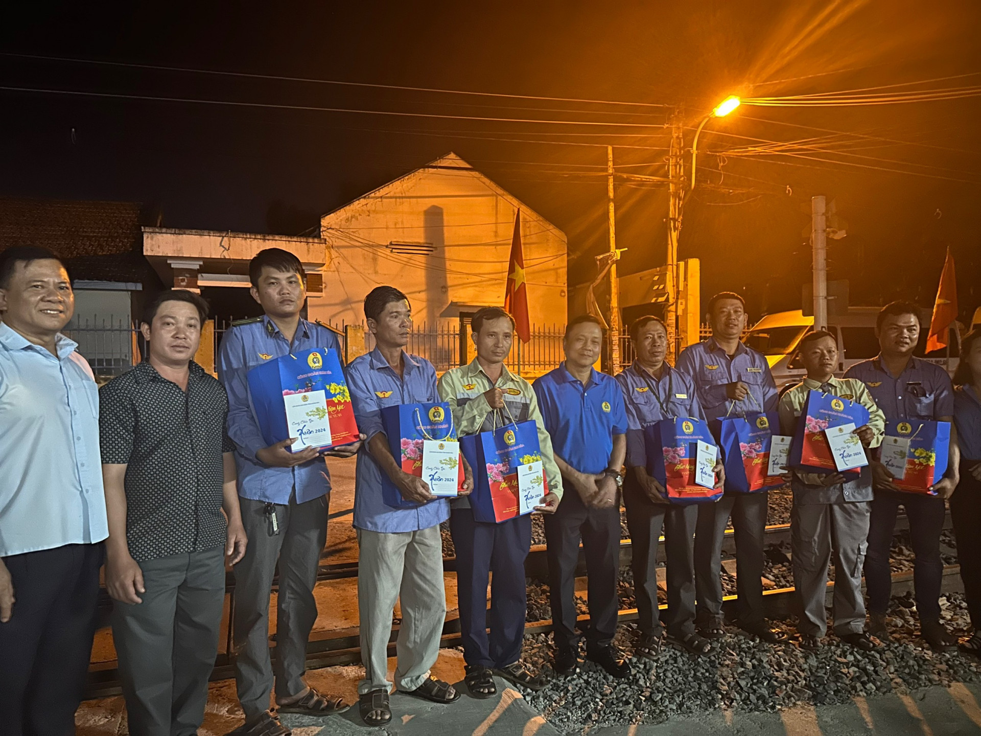 Ông Bùi Đăng Thành - Phó Chủ tịch Thường trực Liên đoàn Lao động tỉnh tặng quà, động viên công nhân ngành đường sắt làm việc xuyên Tết.