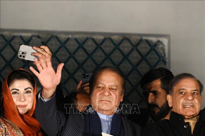 Cựu Thủ tướng Pakistan Nawaz Sharif (giữa) vẫy chào người ủng hộ tại Lahore ngày 9/2/2024. Ảnh: AFP/TTXVN

