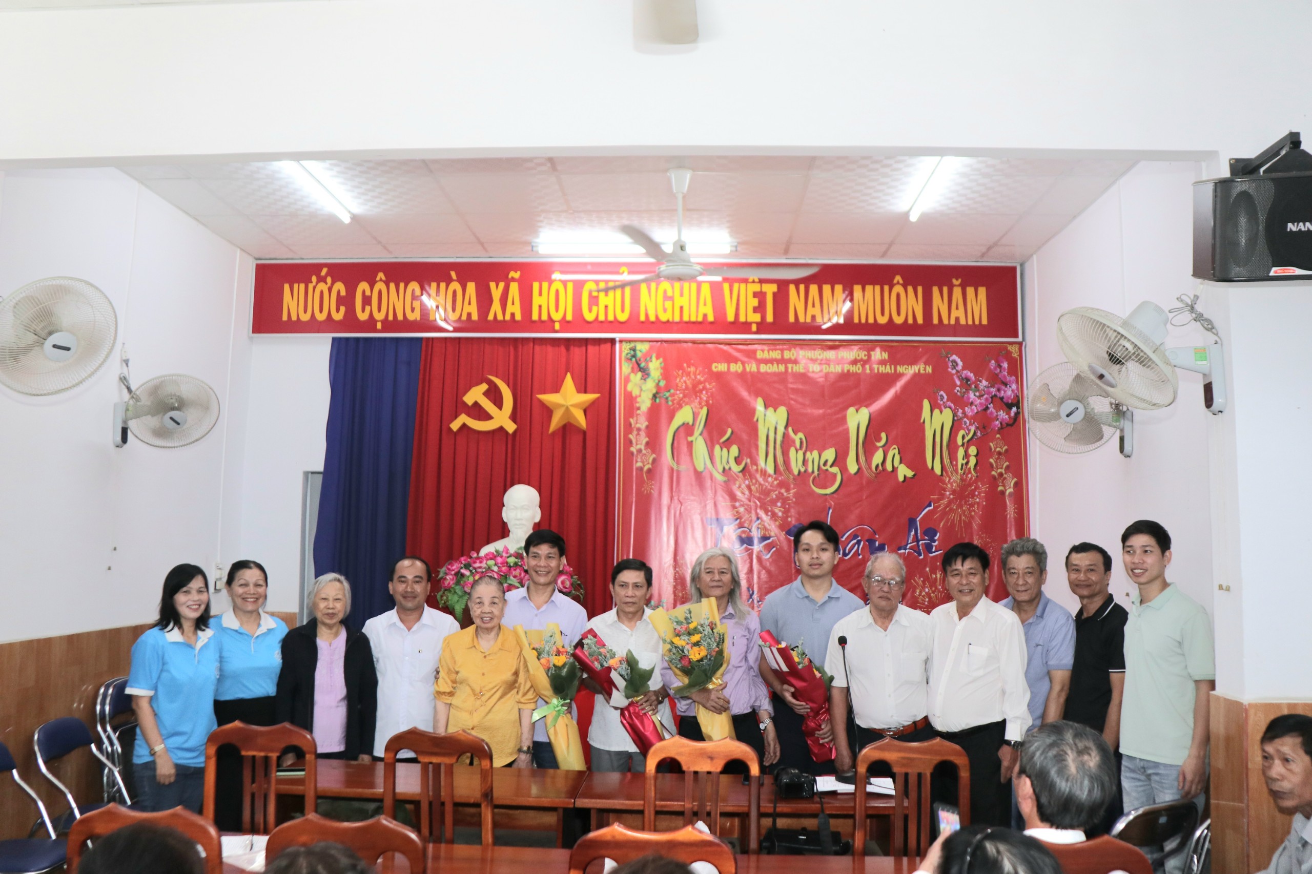 Trao 50 suất quà cho các hộ nghèo dịp Tết Giáp Thìn 2024