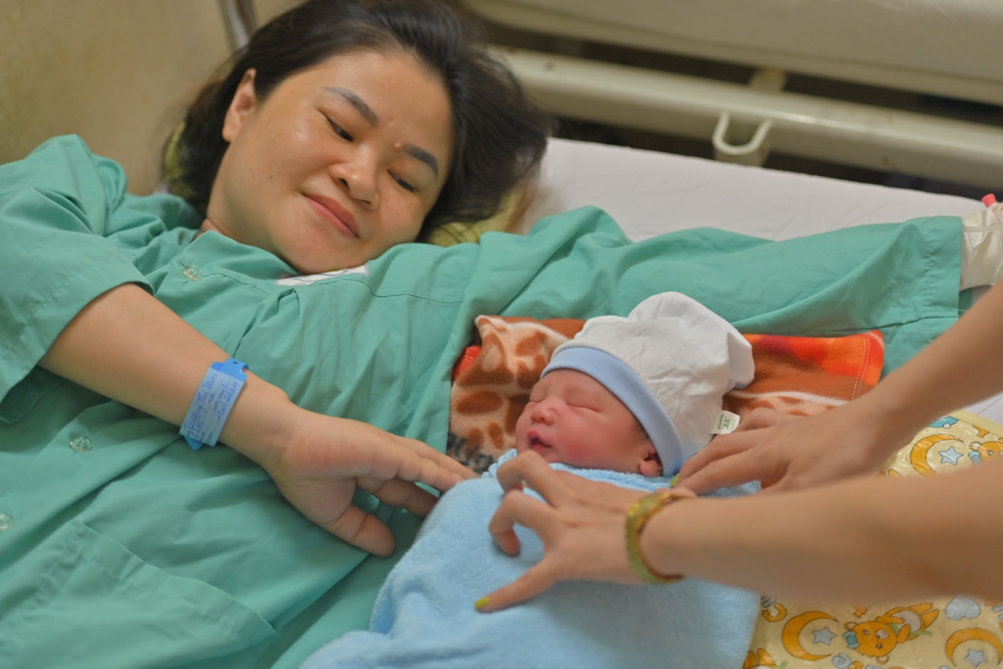 Chị Trương Thị Kim Liên hạnh phúc nhìn thấy con mình chào đời khoẻ mạnh sau ca mổ.