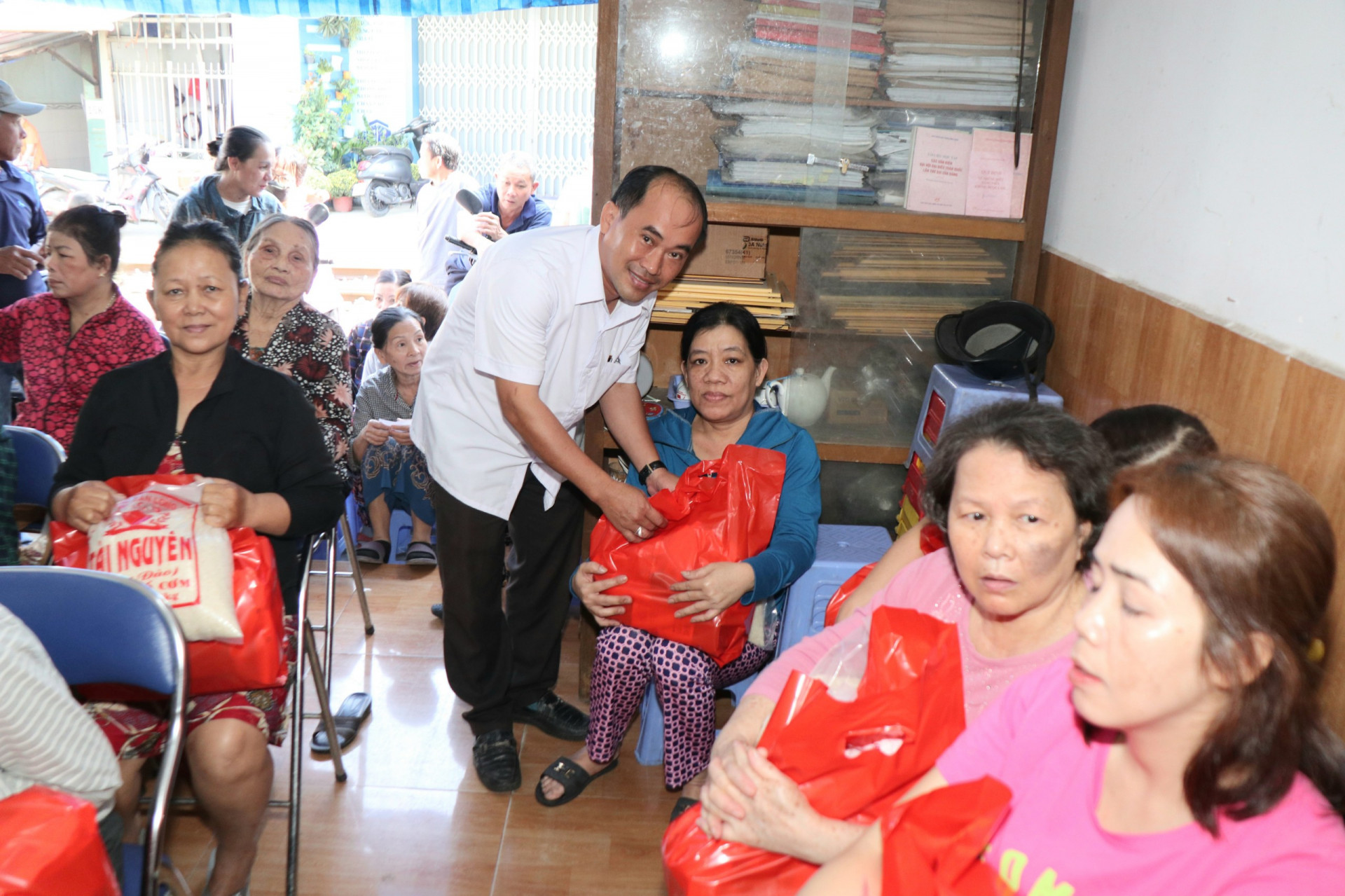 Đại diện lãnh đạo UBND phường Phước Tân trao quà cho các hộ dân