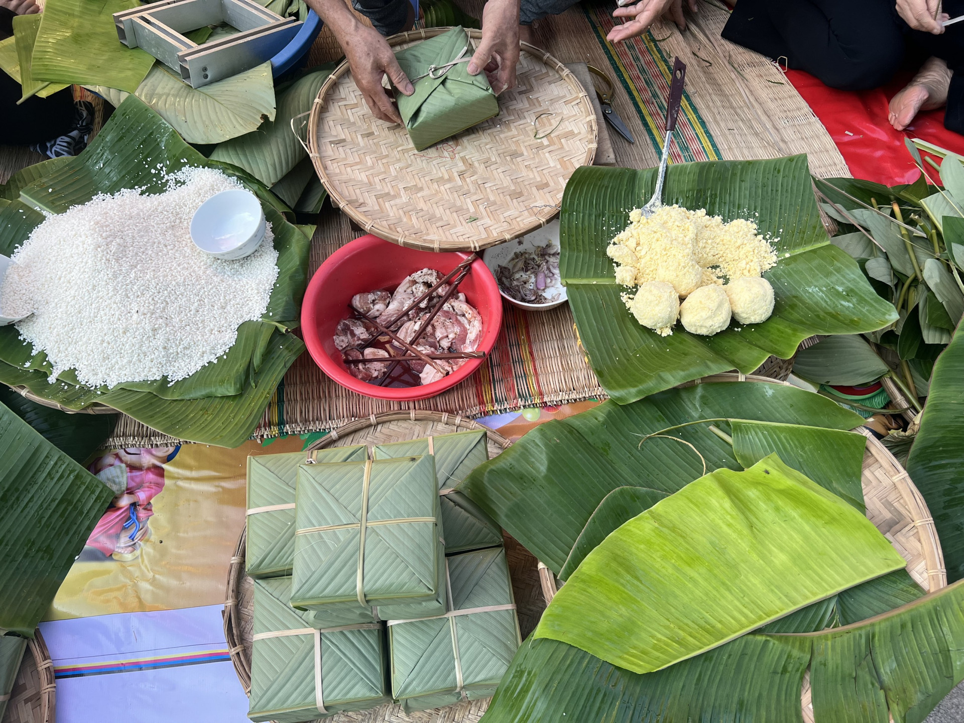 Các nguyên liệu từ gạo, thịt, lá gói bánh, gia vị đến dụng cụ gói bánh, luộc bánh.. được chuẩn bị kỹ lưỡng.