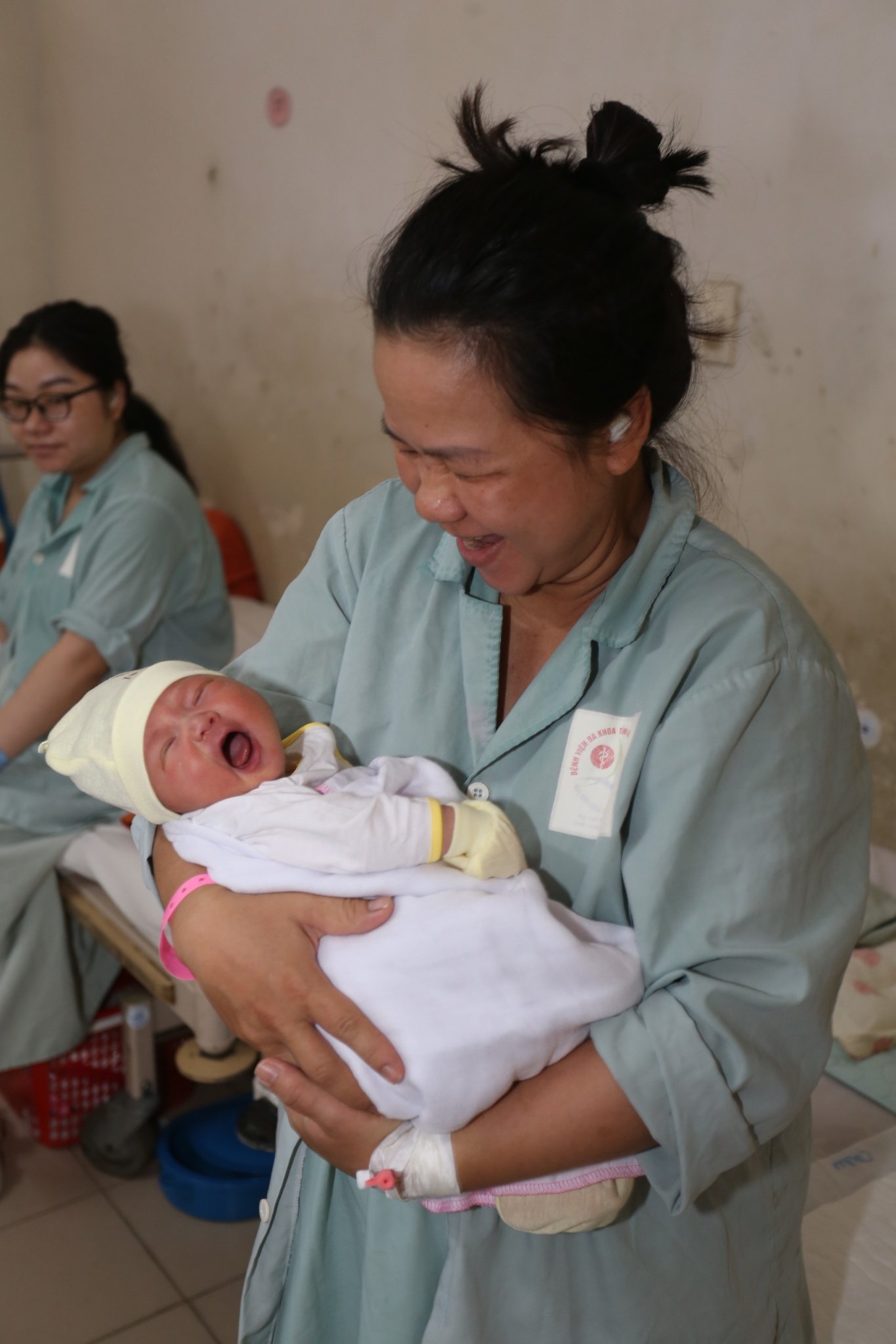 Niềm hạnh phúc của một sản phụ sinh con và thời khắc giao thừa.