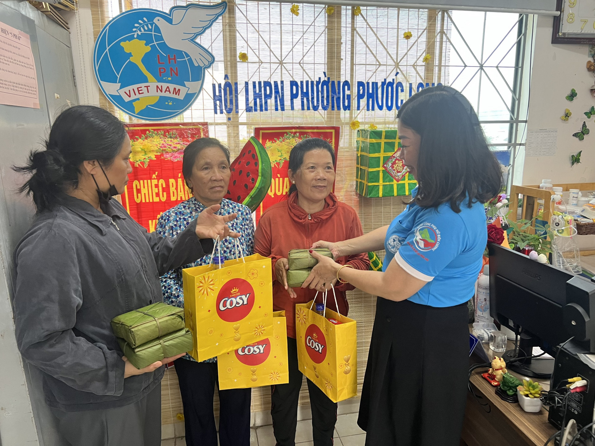 Trao bánh chưng cho hội viên có hoàn cảnh khó khăn.