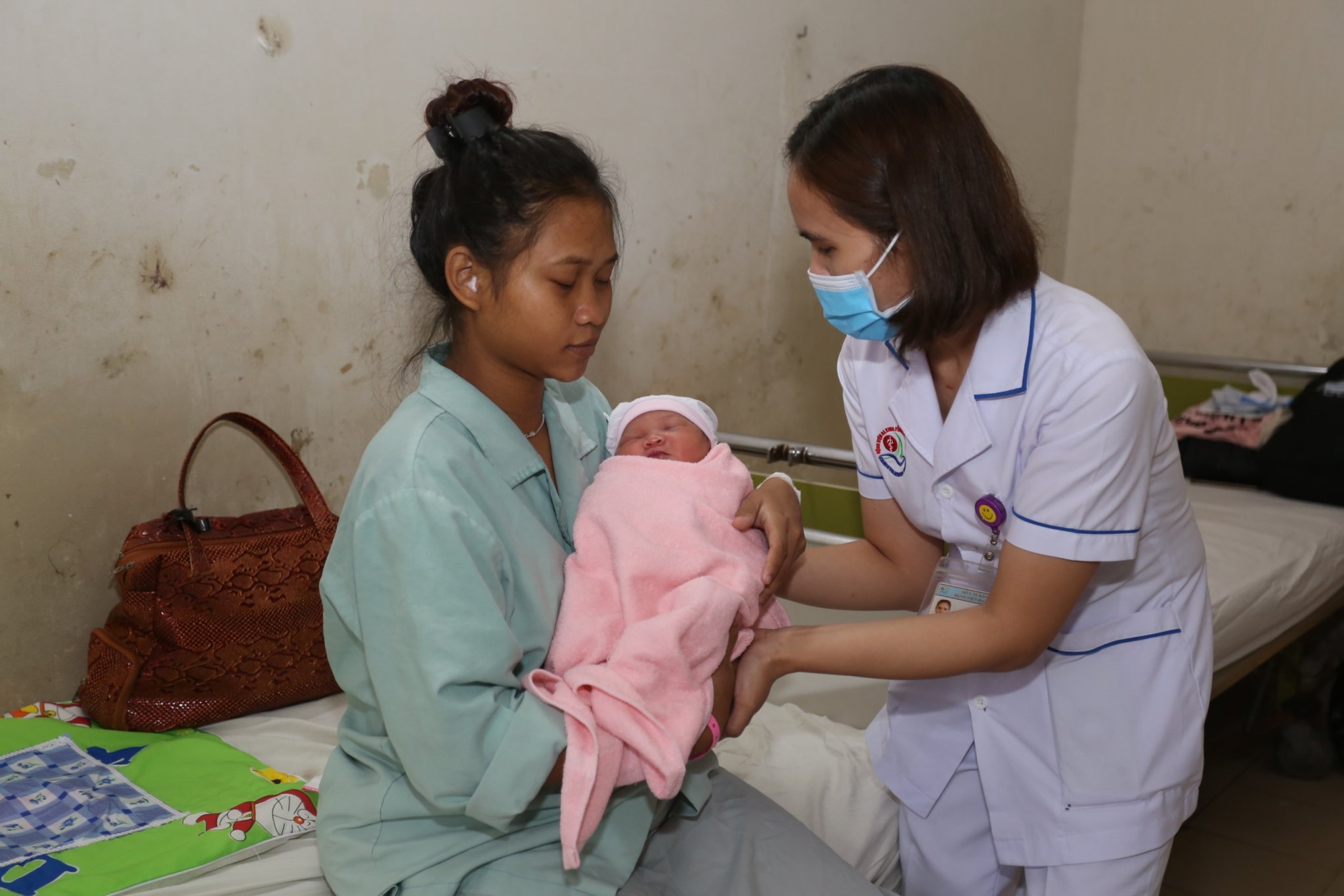 Bác sĩ dặn dò chị Ái sau sinh.