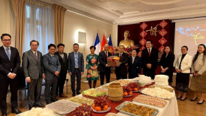 Xuân Giáp Thìn: Ấm áp tình hữu nghị giữa Đại sứ quán Việt Nam và Lào tại Pháp