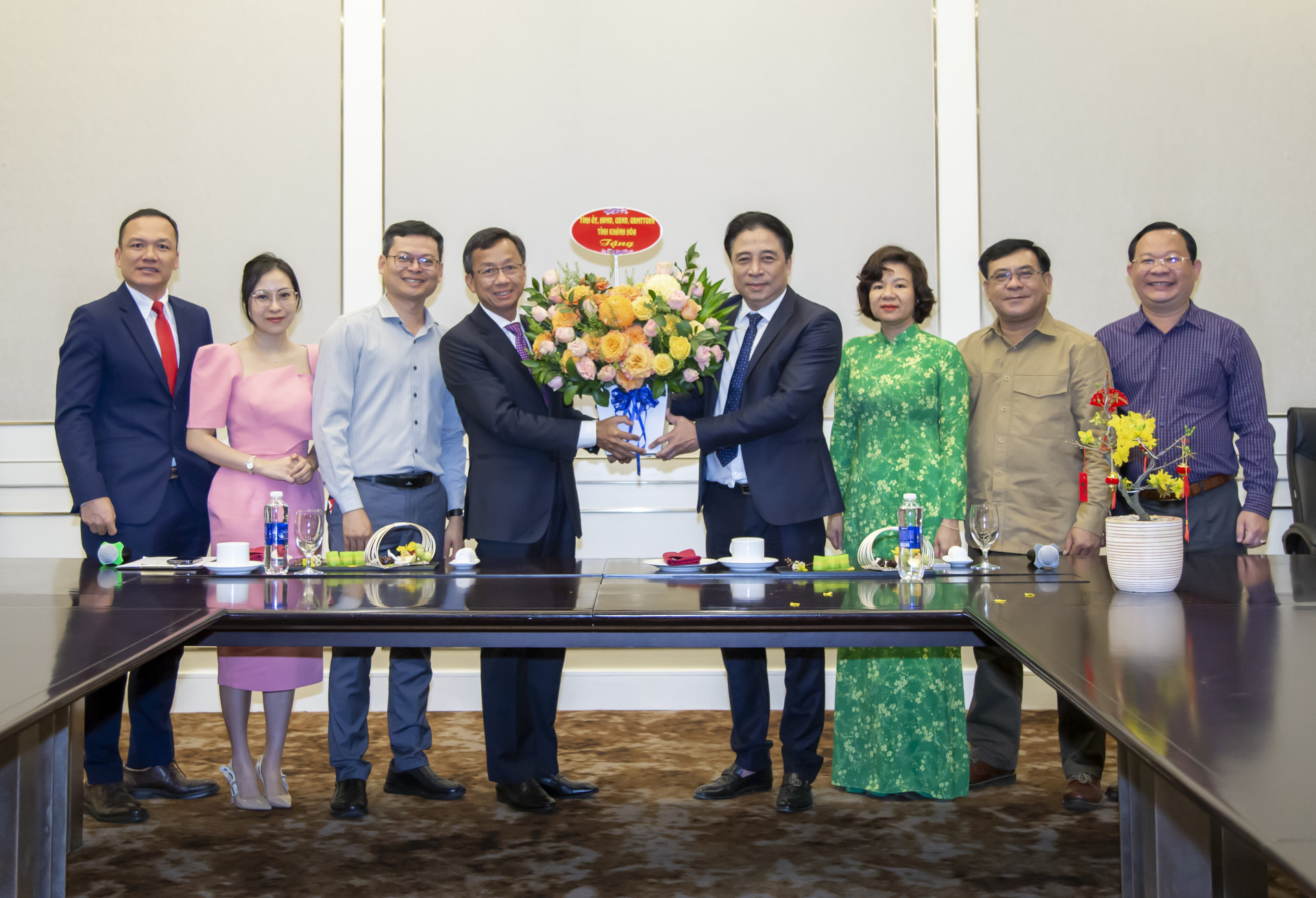 Phó Bí thư Thường trực Tỉnh ủy Nguyễn Khắc Toàn tặng hoa chúc tết Công ty Cổ phần Vinpearl.