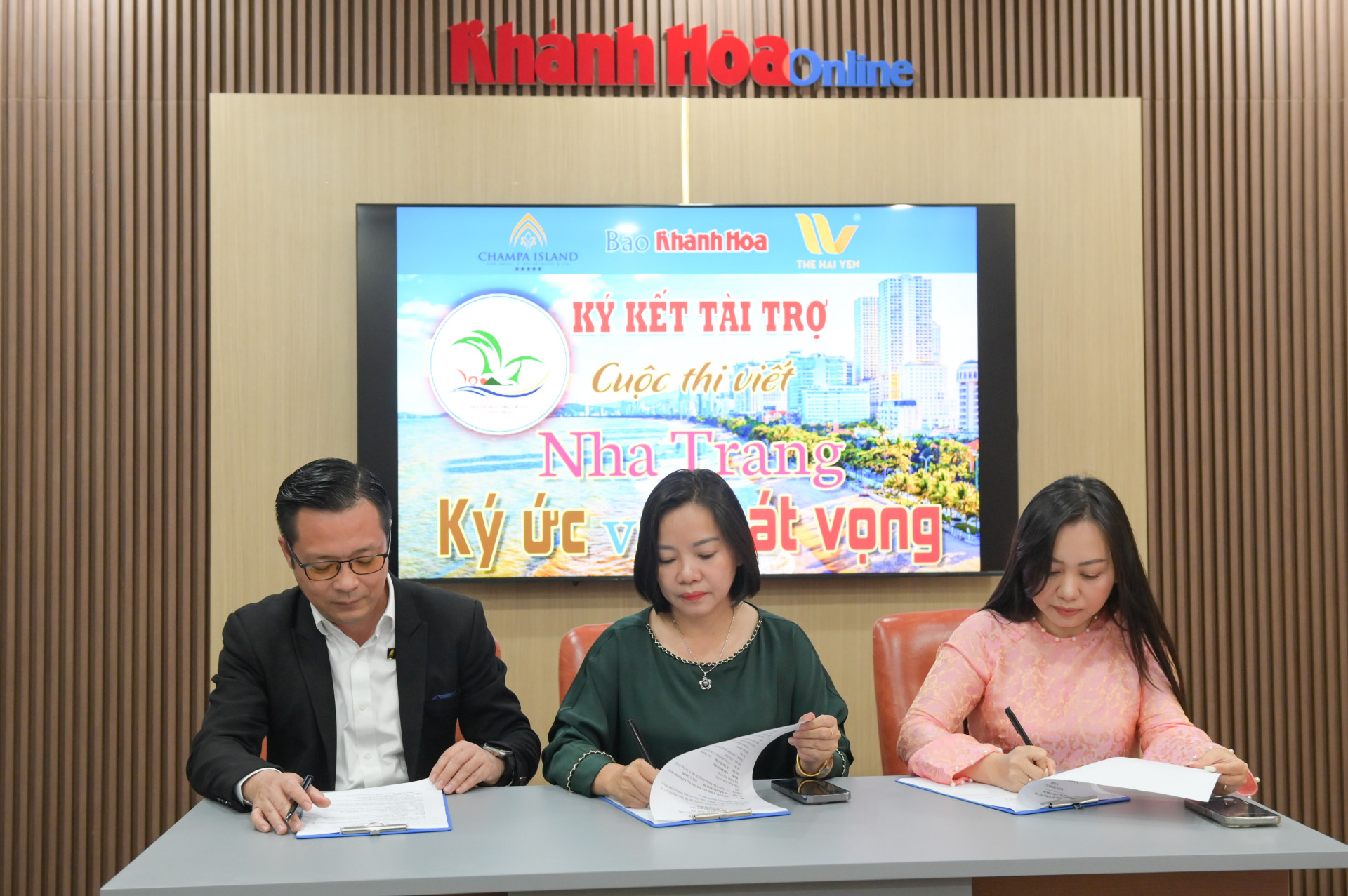 Bà Thái Thị Lệ Hằng - Tổng Biên Tập Báo Khánh Hoà (ở giữa) cùng lãnh đạo hai doanh nghiệp ký kết hợp tác tài trợ.