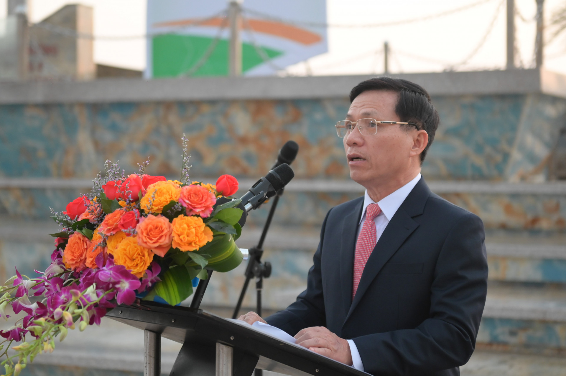 Ông Bùi Xuân Minh - Giám đốc Sở Y tế phát biểu ôn lại truyền thống của ngành y tế, những kết quả nổi bật của ngành y tế Khánh Hoà trong năm 2023.