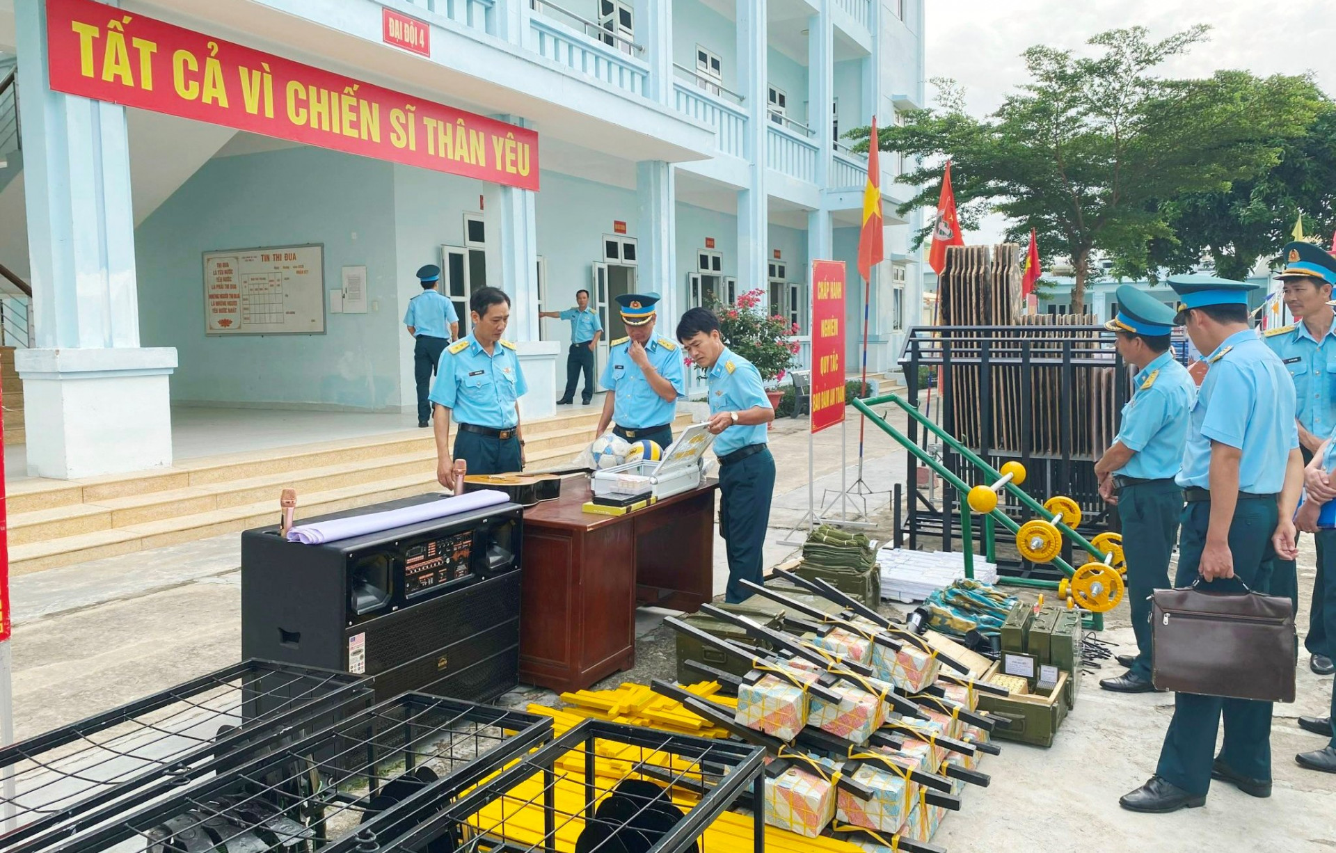 Đoàn công tác Sư đoàn Phòng không 377 kiểm tra công tác chuẩn bị mô hình học cụ huấn luyện chiến sĩ mới tại Tiểu đoàn Huấn luyện chiến sĩ mới.