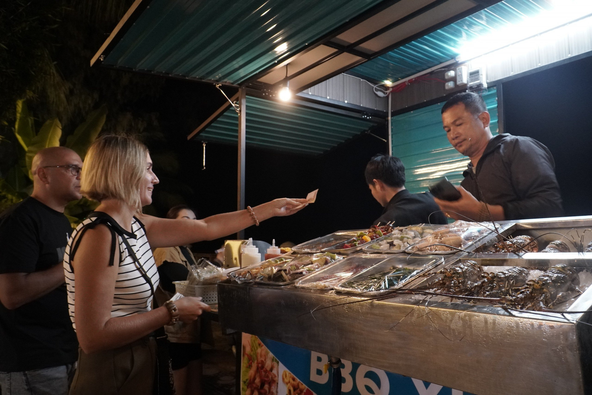 Khách du lịch quốc tế mua hải sản tại Chợ đêm Nha Trang ở công viên  phía Bắc cầu Trần Phú