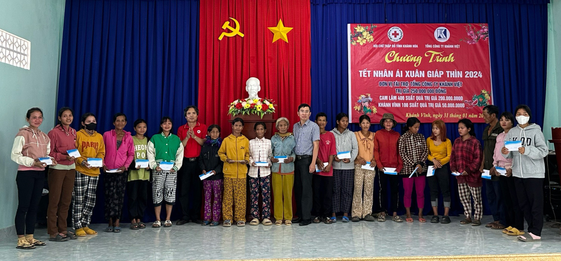 Đại diện Hội Chữ Thập đỏ tỉnh và Tổng Công ty Khánh Việt trao quà cho người dân huyện Khánh Vĩnh