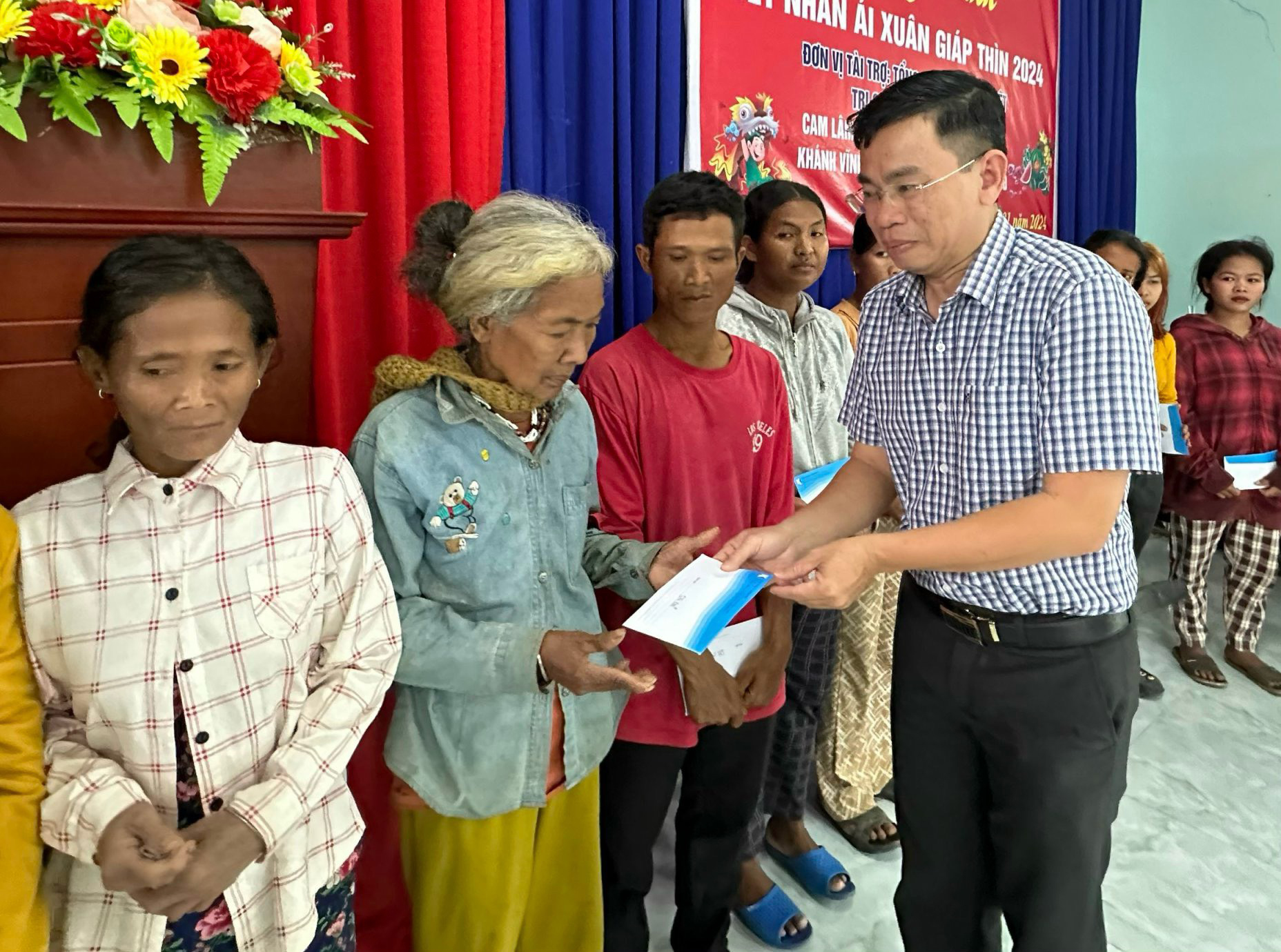 Đại diện Tổng Công ty Khánh Việt trao quà cho người dân huyện Khánh Vĩnh