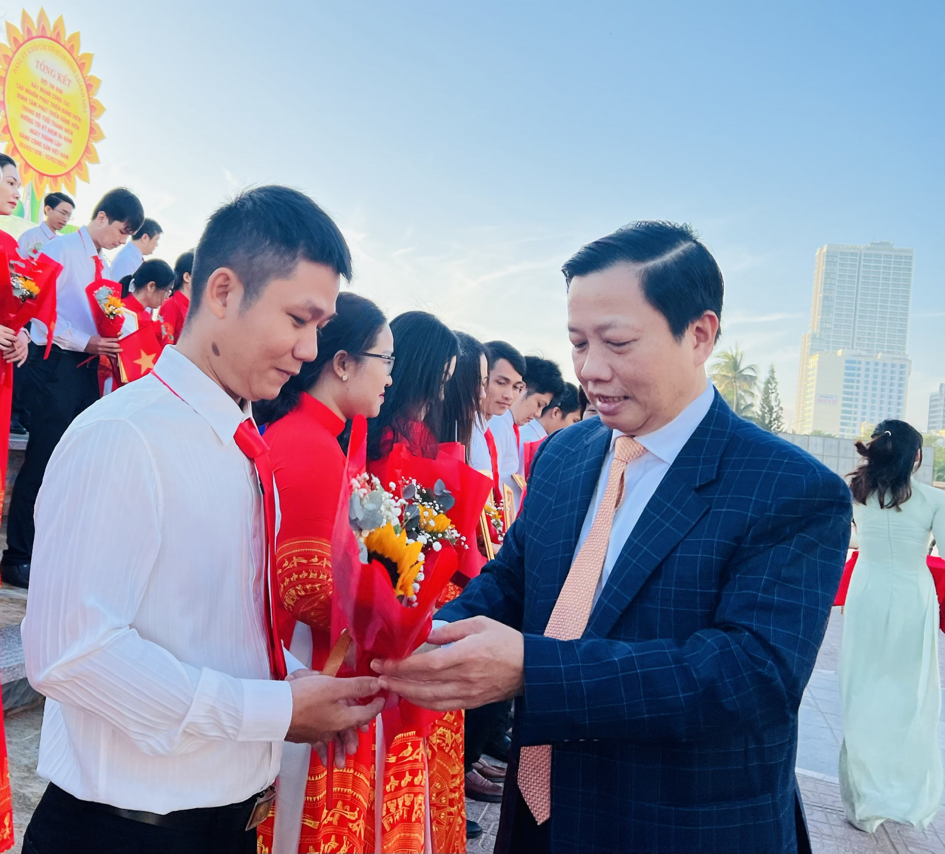 Phó Bí thư Tỉnh ủy Hà Quốc Trị tặng hoa chúc mừng các đảng viên vừa được kết nạp Đảng trong đợt chào mừng 94 năm ngày thành lập Đảng Cộng sản Việt Nam.